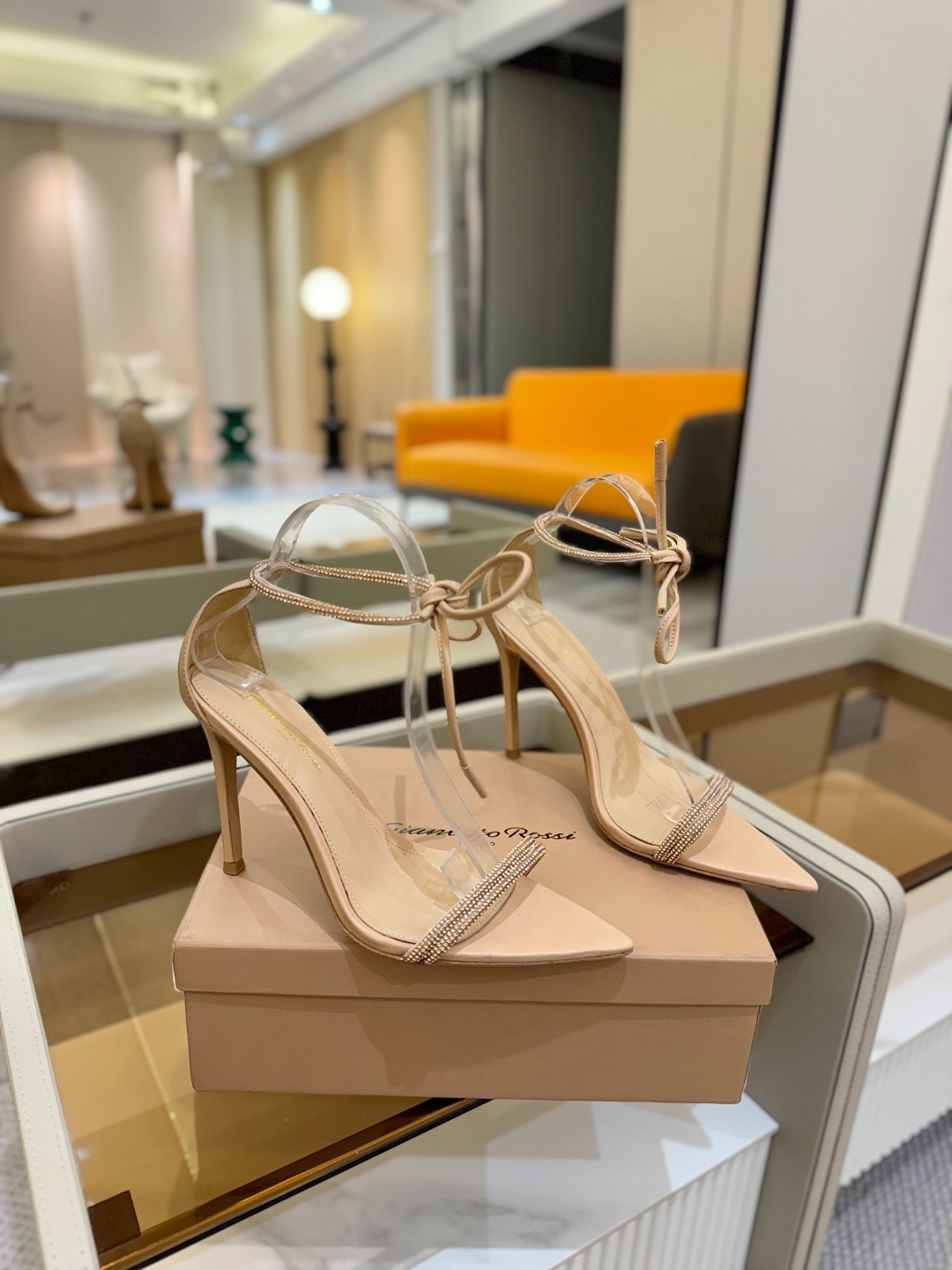 吉安维托·罗西 (Gianvito Rossi)
💕 露趾凉鞋搭配细高跟,性感而精致。💕️
💘吉安