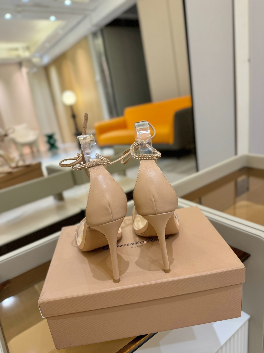 吉安维托·罗西 (Gianvito Rossi)
💕 露趾凉鞋搭配细高跟,性感而精致。💕️
💘吉安