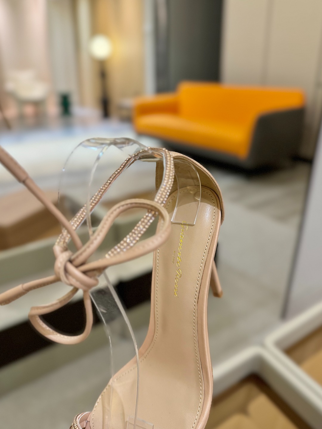 吉安维托·罗西 (Gianvito Rossi)
💕 露趾凉鞋搭配细高跟,性感而精致。💕️
💘吉安