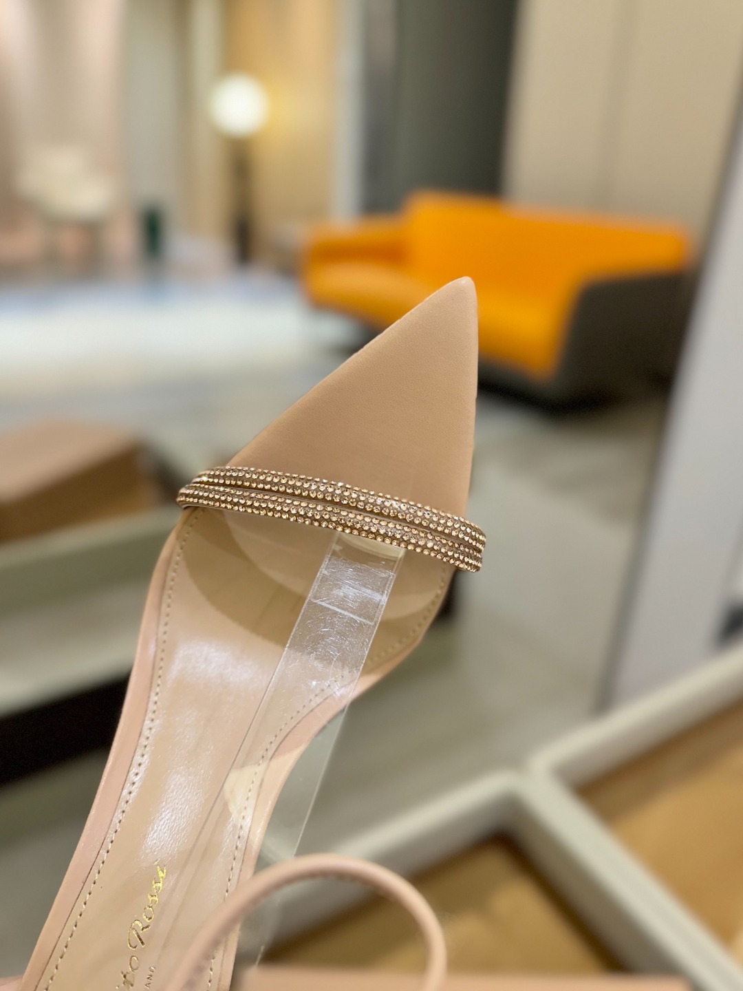 吉安维托·罗西 (Gianvito Rossi)
💕 露趾凉鞋搭配细高跟,性感而精致。💕️
💘吉安