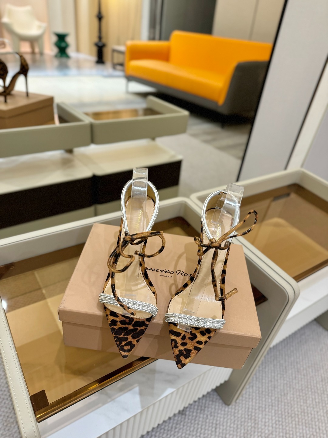 吉安维托·罗西 (Gianvito Rossi)
💕 露趾凉鞋搭配细高跟,性感而精致。💕️
💘吉安
