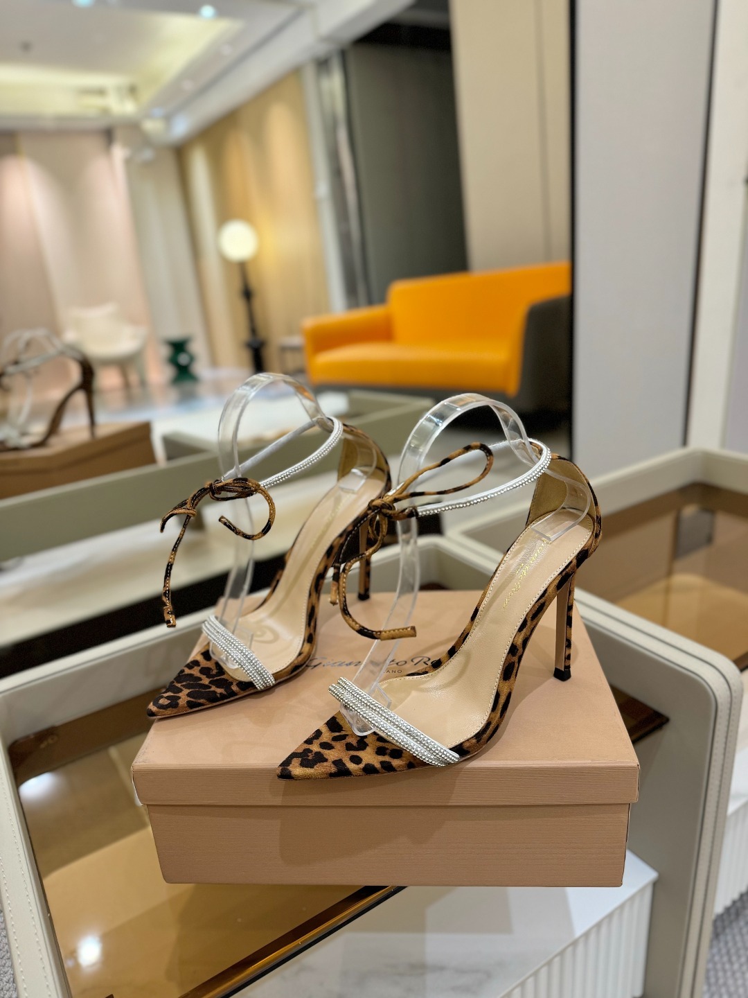 吉安维托·罗西 (Gianvito Rossi)
💕 露趾凉鞋搭配细高跟,性感而精致。💕️
💘吉安