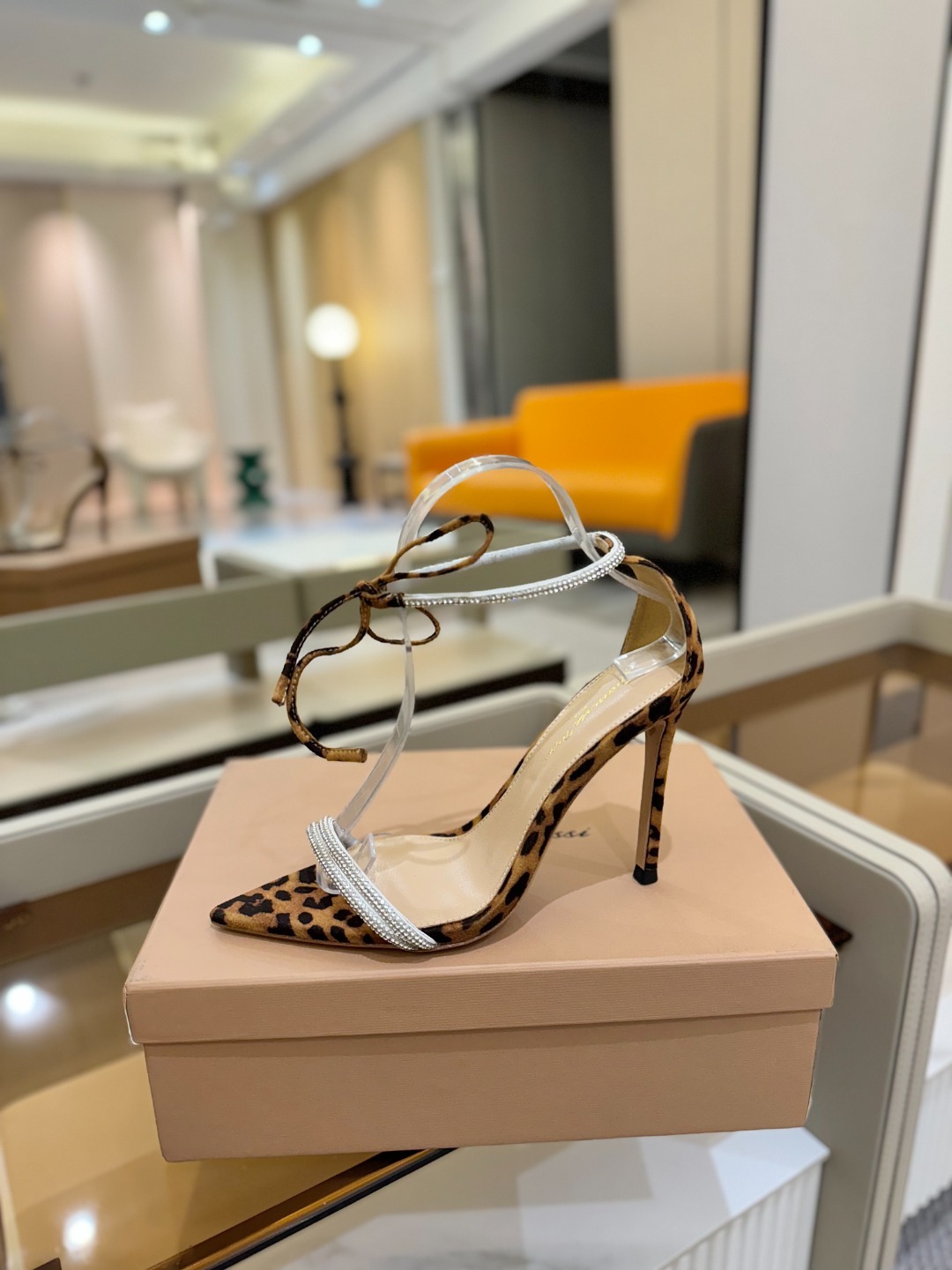 吉安维托·罗西 (Gianvito Rossi)
💕 露趾凉鞋搭配细高跟,性感而精致。💕️
💘吉安