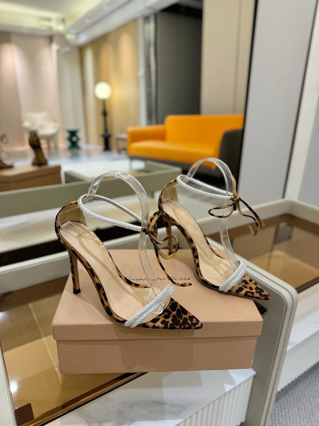 吉安维托·罗西 (Gianvito Rossi)
💕 露趾凉鞋搭配细高跟,性感而精致。💕️
💘吉安