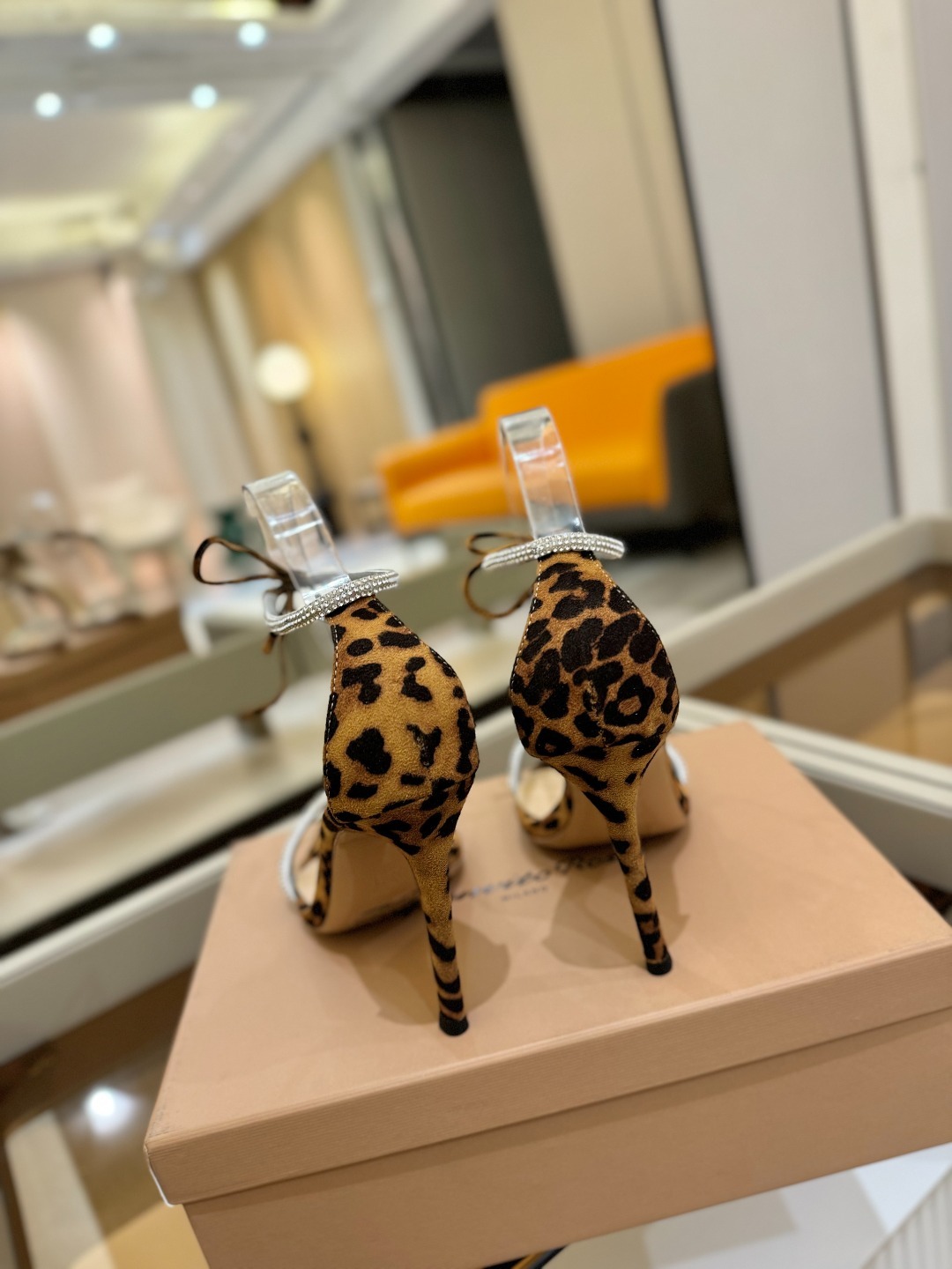 吉安维托·罗西 (Gianvito Rossi)
💕 露趾凉鞋搭配细高跟,性感而精致。💕️
💘吉安