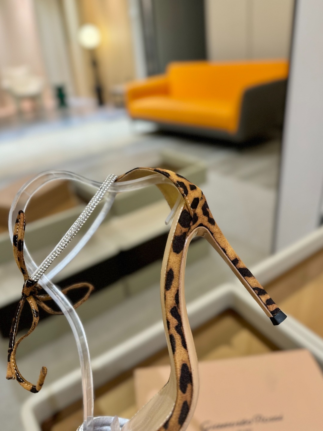 吉安维托·罗西 (Gianvito Rossi)
💕 露趾凉鞋搭配细高跟,性感而精致。💕️
💘吉安