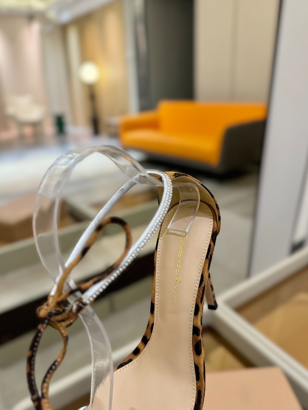 吉安维托·罗西 (Gianvito Rossi)
💕 露趾凉鞋搭配细高跟,性感而精致。💕️
💘吉安