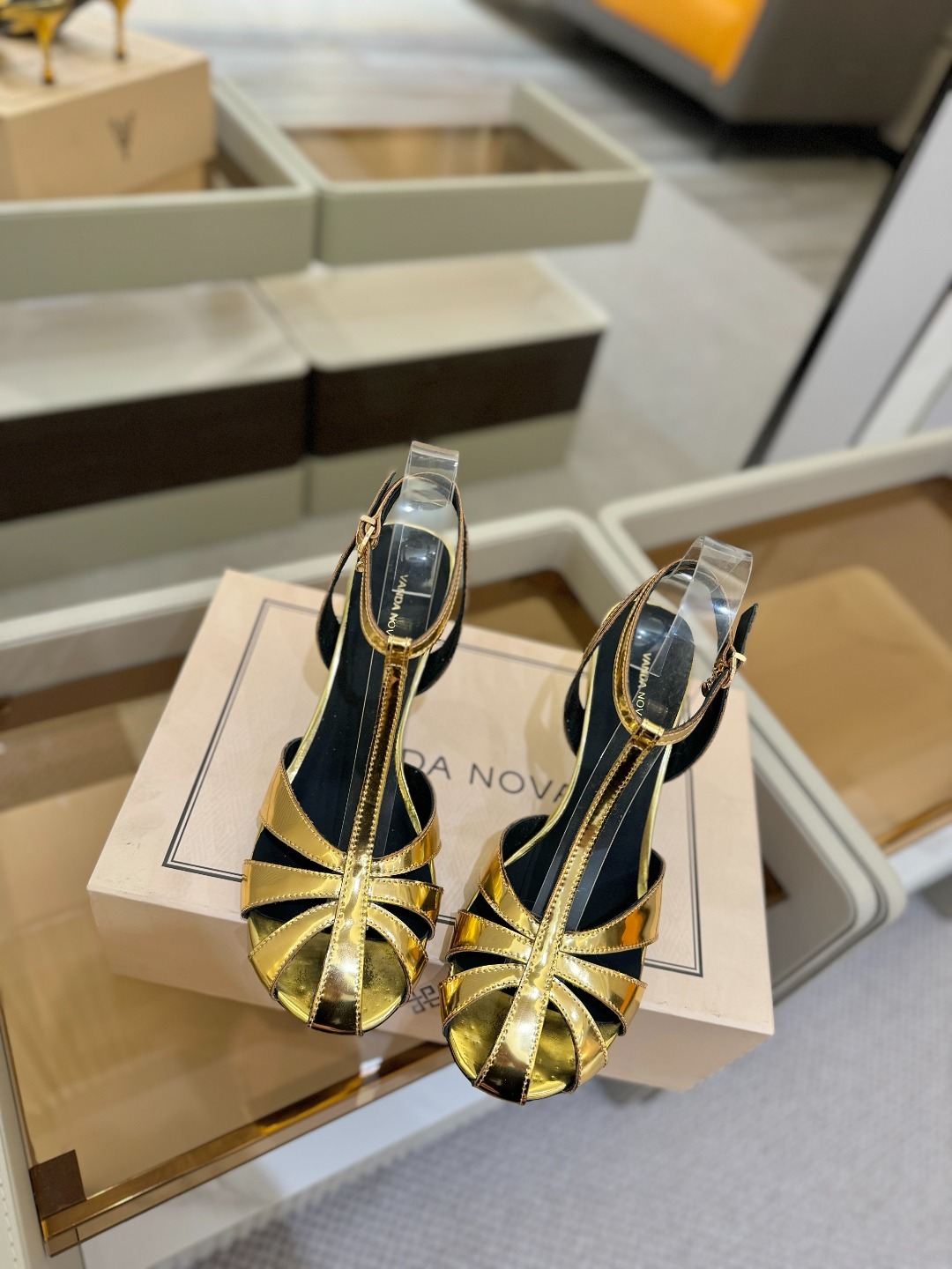 2025春秋新款全网独家授权
VANDA NOVAK来自意大利品牌 全网独家