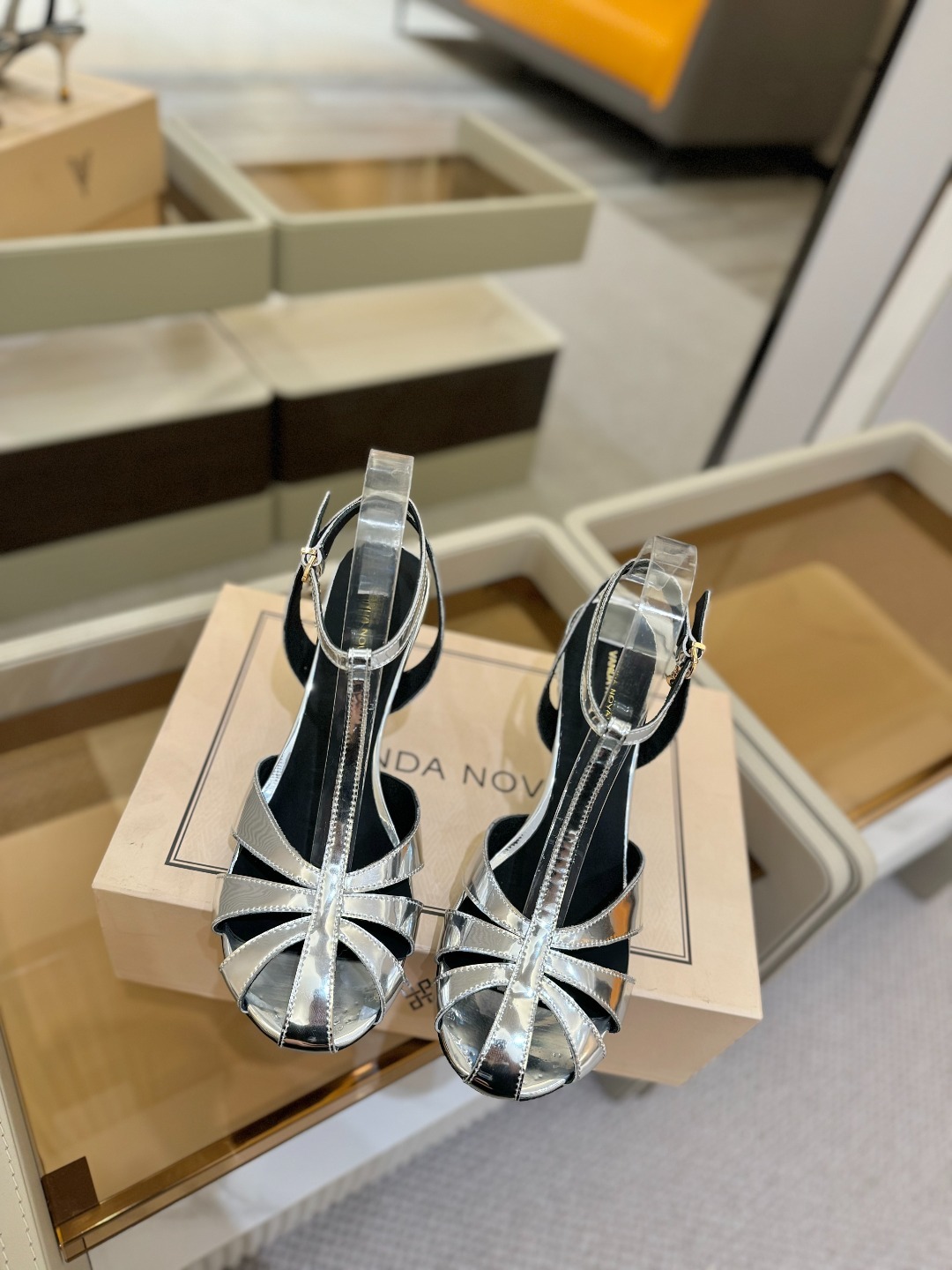 2025春秋新款全网独家授权
VANDA NOVAK来自意大利品牌 全网独家