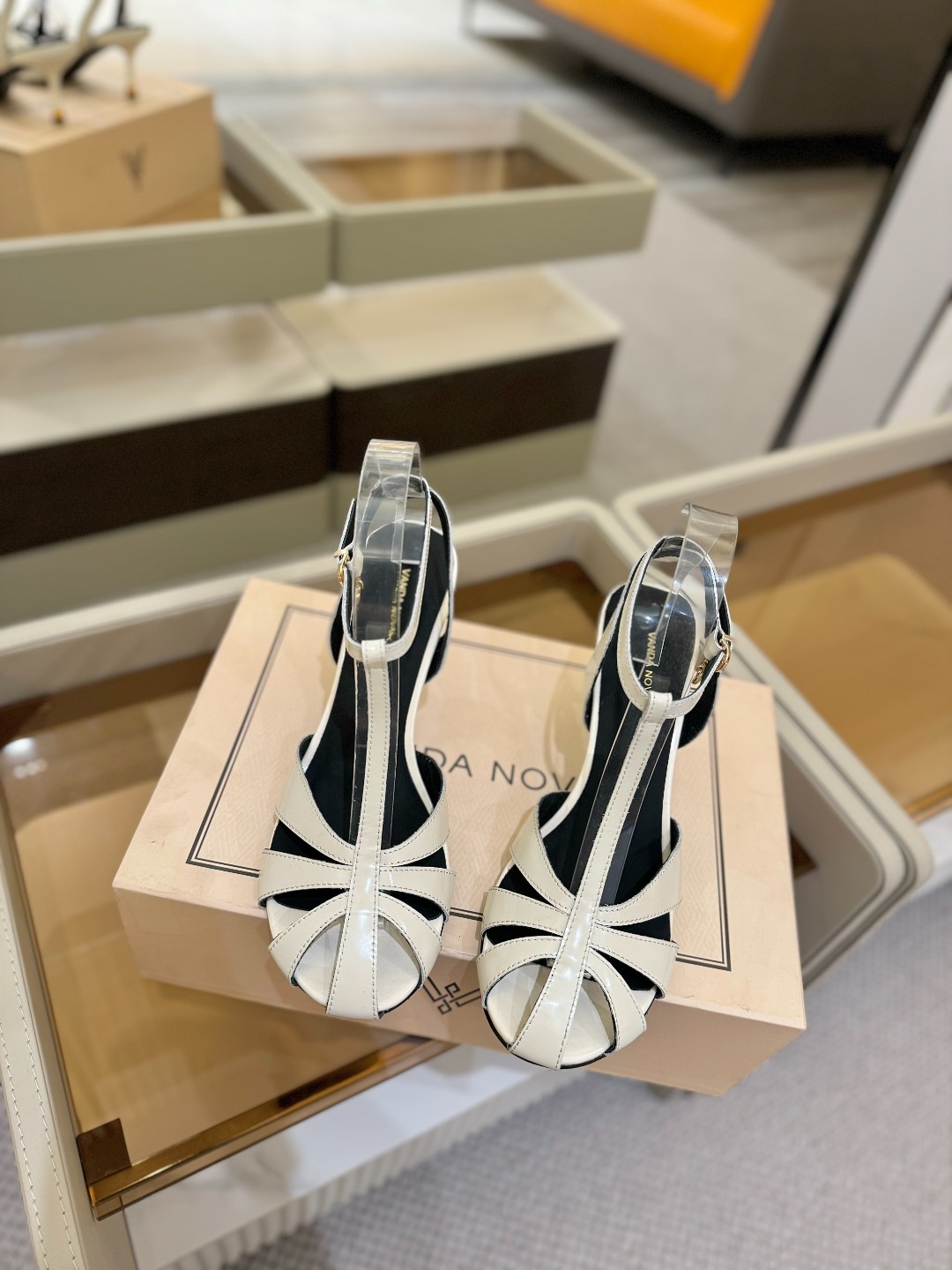 2025春秋新款全网独家授权
VANDA NOVAK来自意大利品牌 全网独家