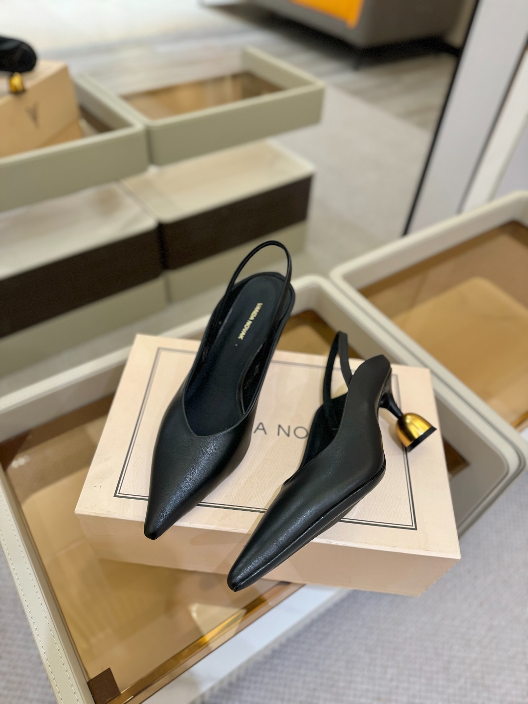 2025春秋新款全网独家授权
VANDA NOVAK来自意大利品牌 全网独家