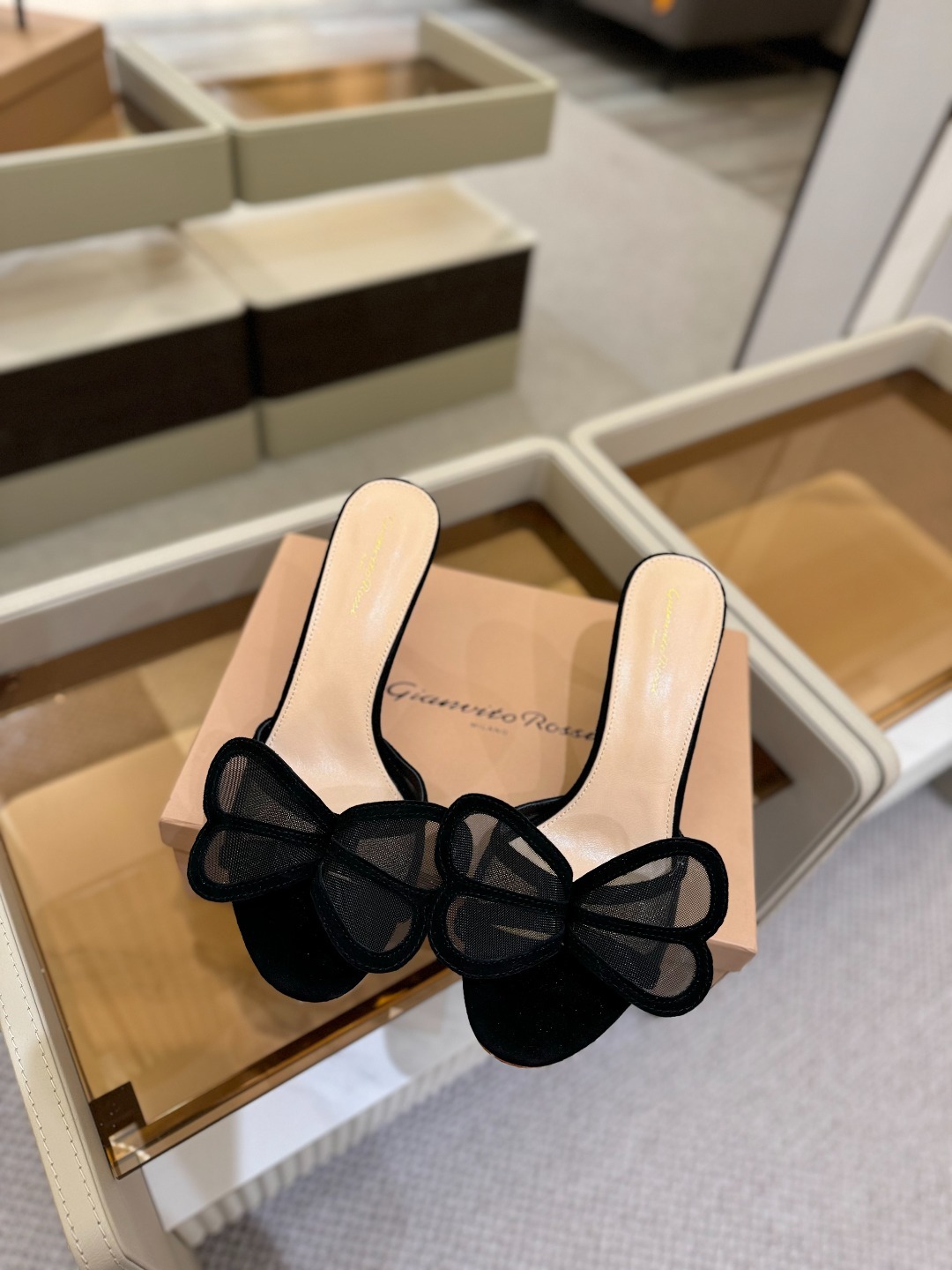 {拖鞋系}
Gianvito rossi
💕2025𝙨𝙨 这款高跟拖鞋
极简