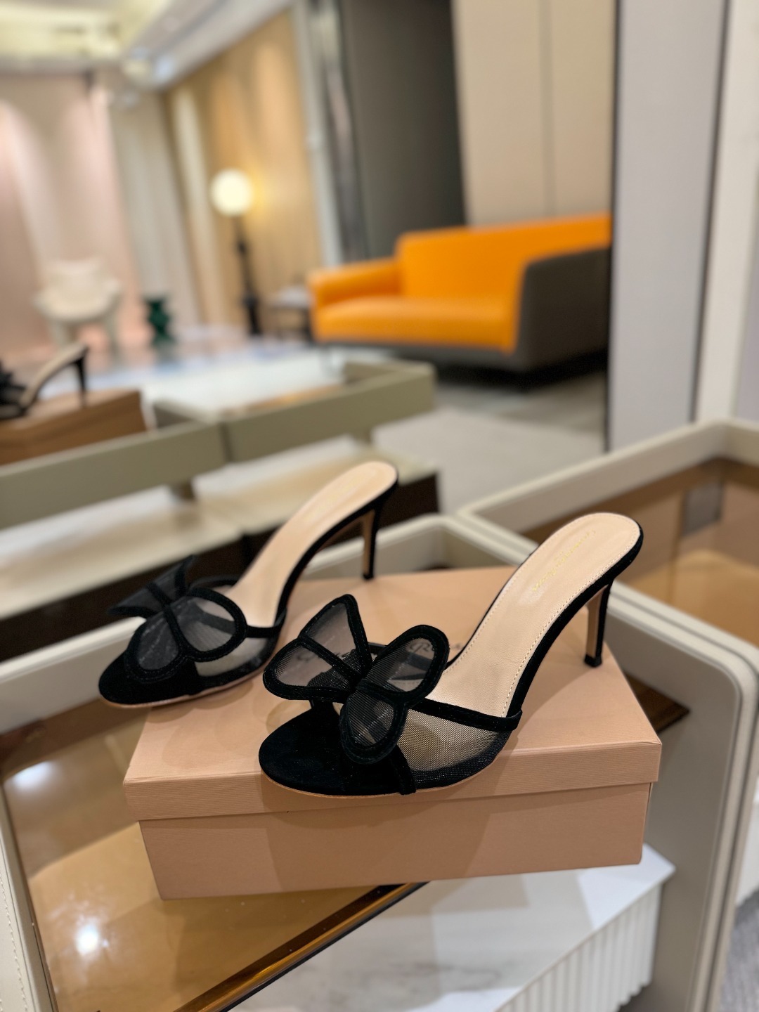 {拖鞋系}
Gianvito rossi
💕2025𝙨𝙨 这款高跟拖鞋
极简