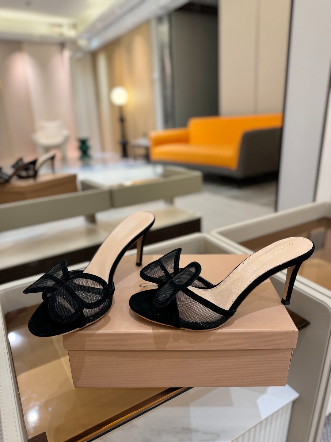 {拖鞋系}
Gianvito rossi
💕2025𝙨𝙨 这款高跟拖鞋
极简
