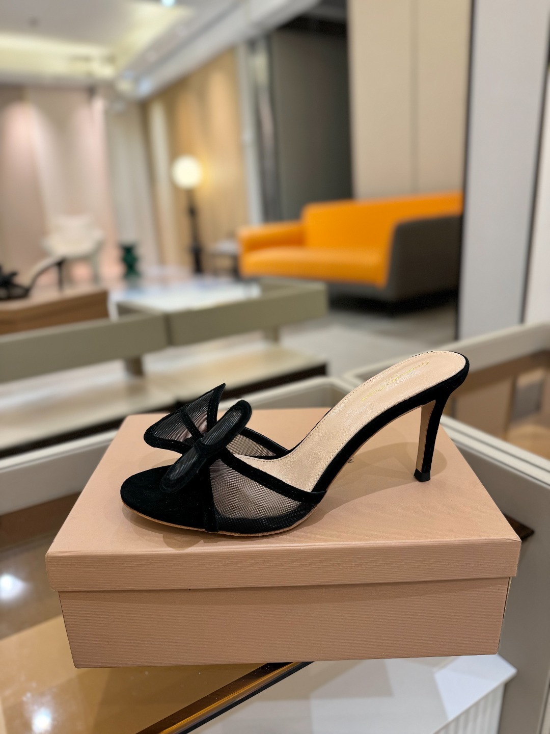 {拖鞋系}
Gianvito rossi
💕2025𝙨𝙨 这款高跟拖鞋
极简