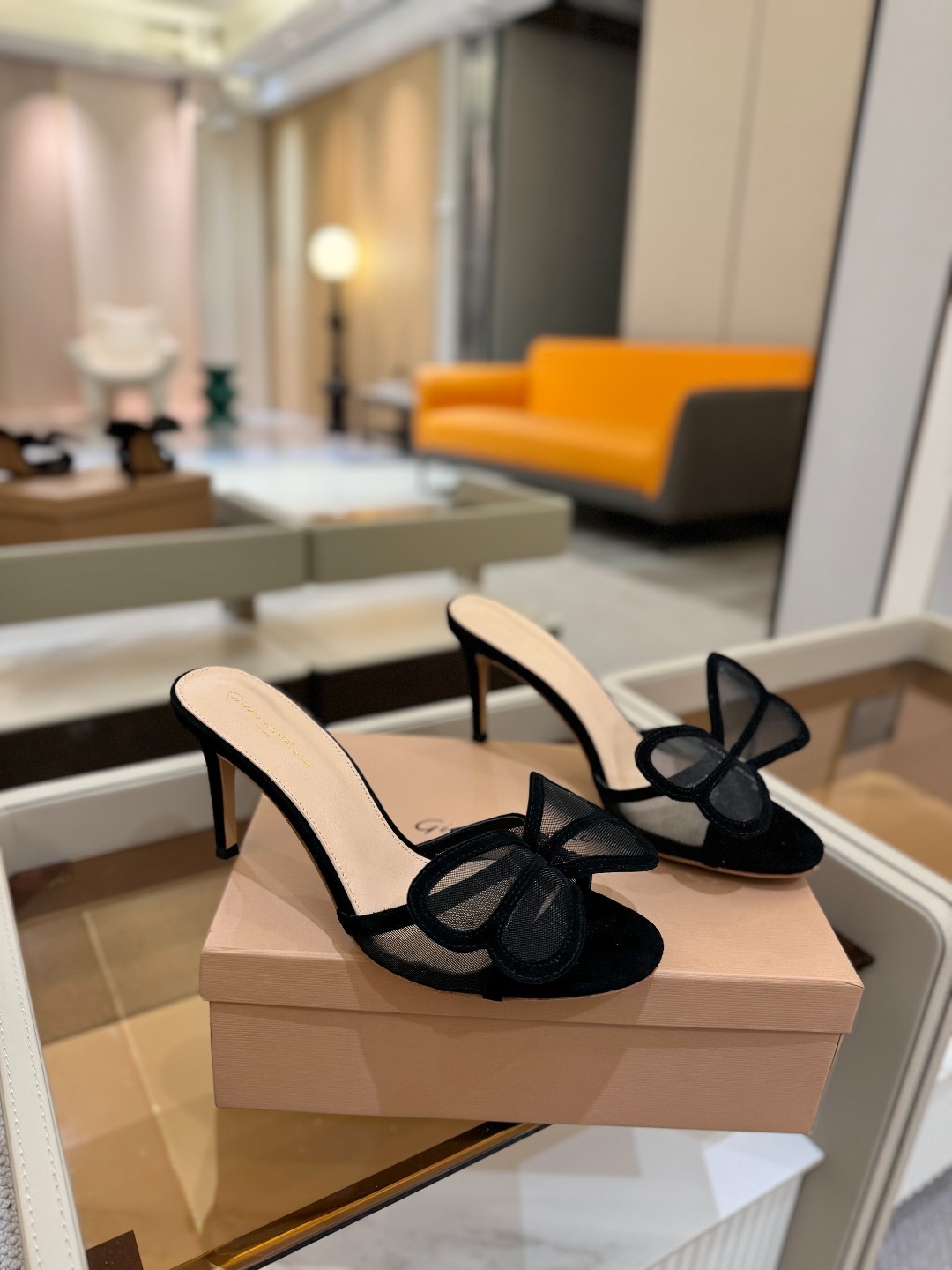 {拖鞋系}
Gianvito rossi
💕2025𝙨𝙨 这款高跟拖鞋
极简