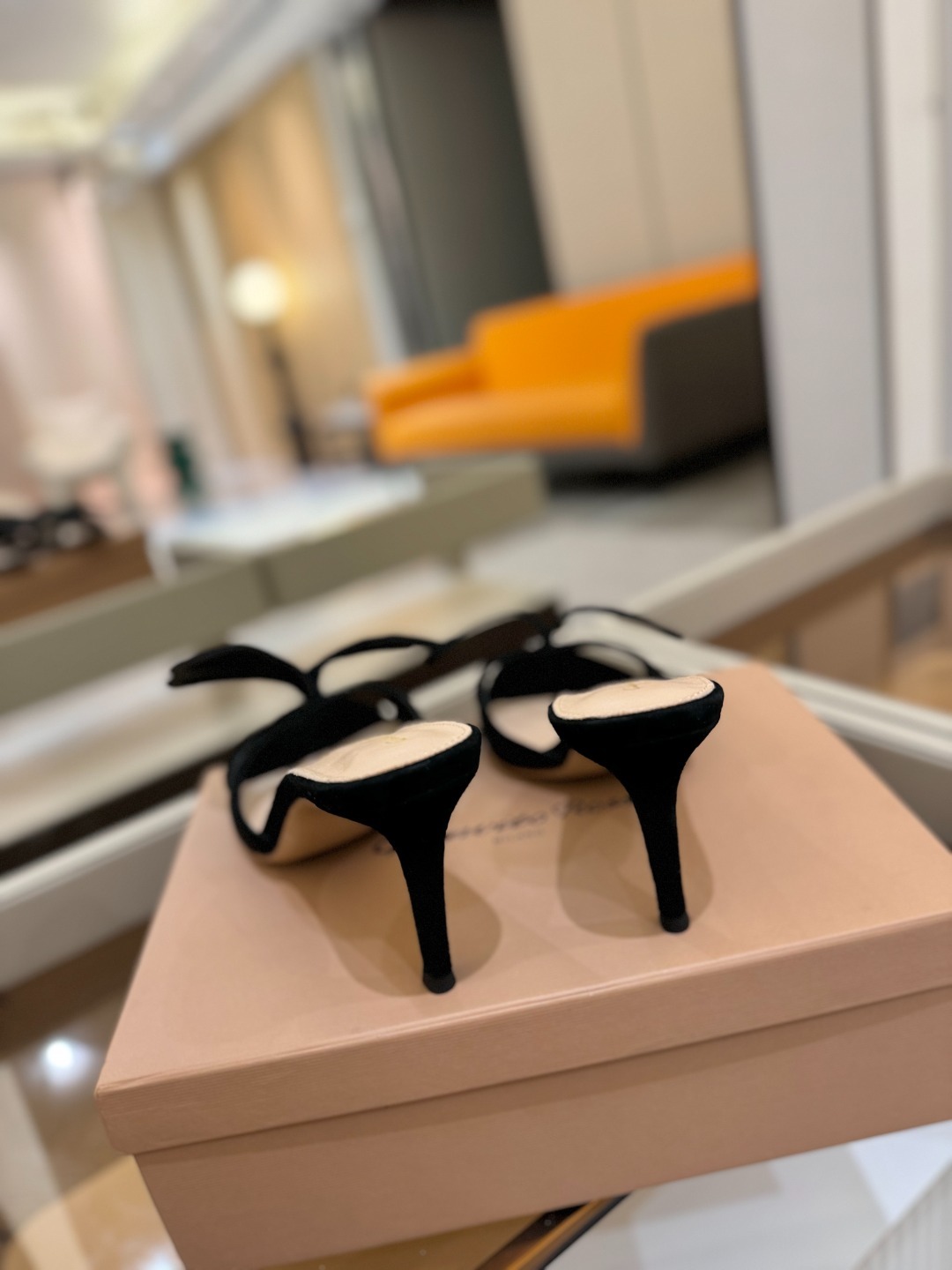 {拖鞋系}
Gianvito rossi
💕2025𝙨𝙨 这款高跟拖鞋
极简