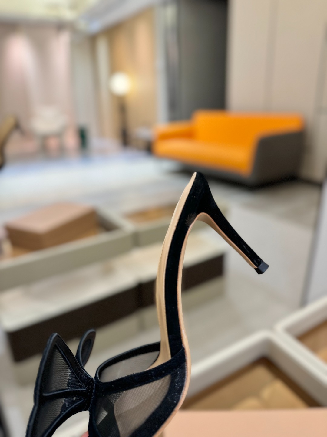 {拖鞋系}
Gianvito rossi
💕2025𝙨𝙨 这款高跟拖鞋
极简