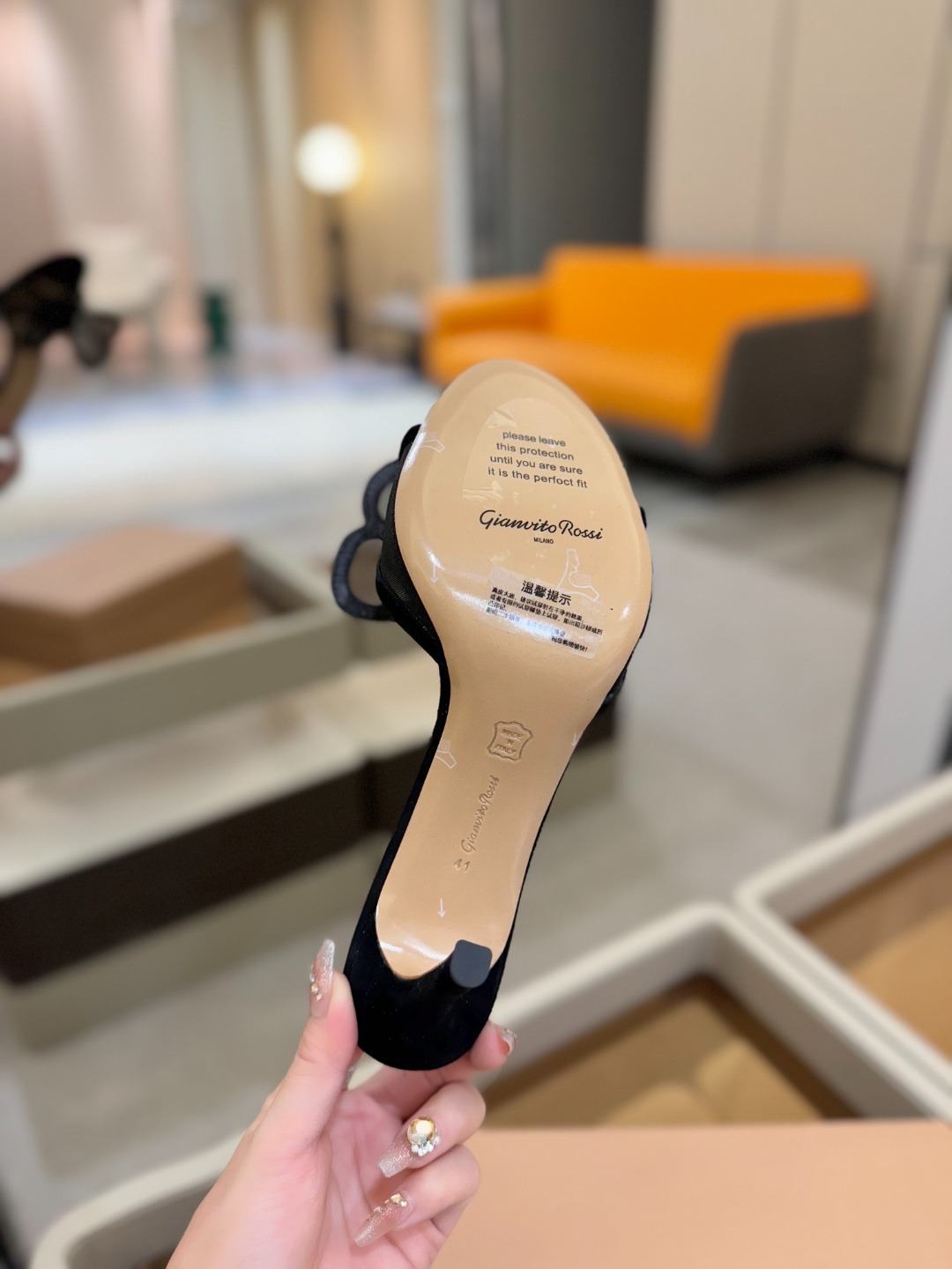 {拖鞋系}
Gianvito rossi
💕2025𝙨𝙨 这款高跟拖鞋
极简