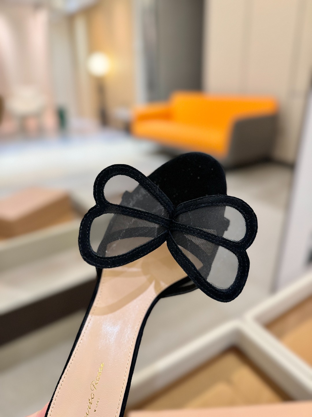 {拖鞋系}
Gianvito rossi
💕2025𝙨𝙨 这款高跟拖鞋
极简