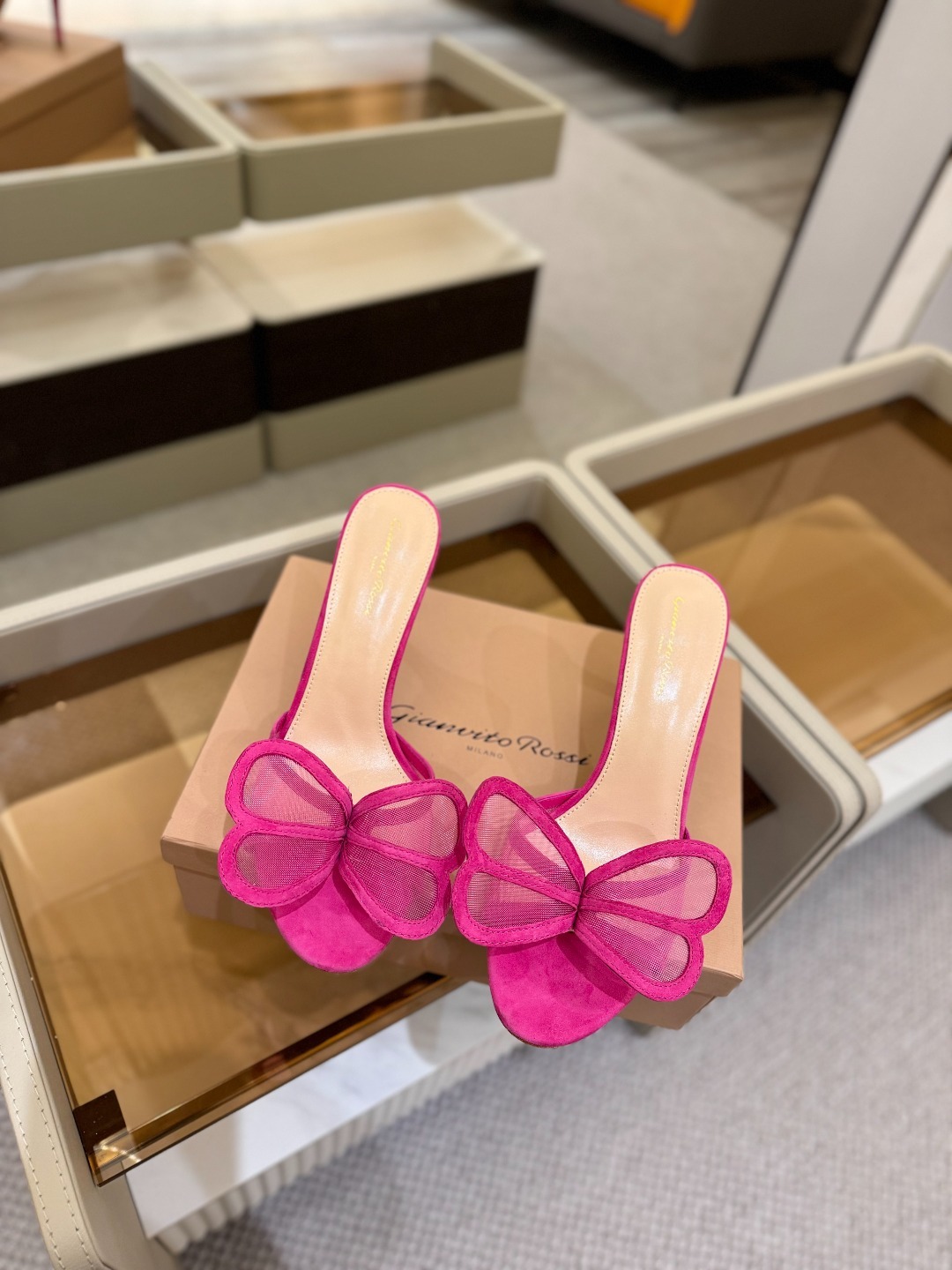 {拖鞋系}
Gianvito rossi
💕2025𝙨𝙨 这款高跟拖鞋
极简