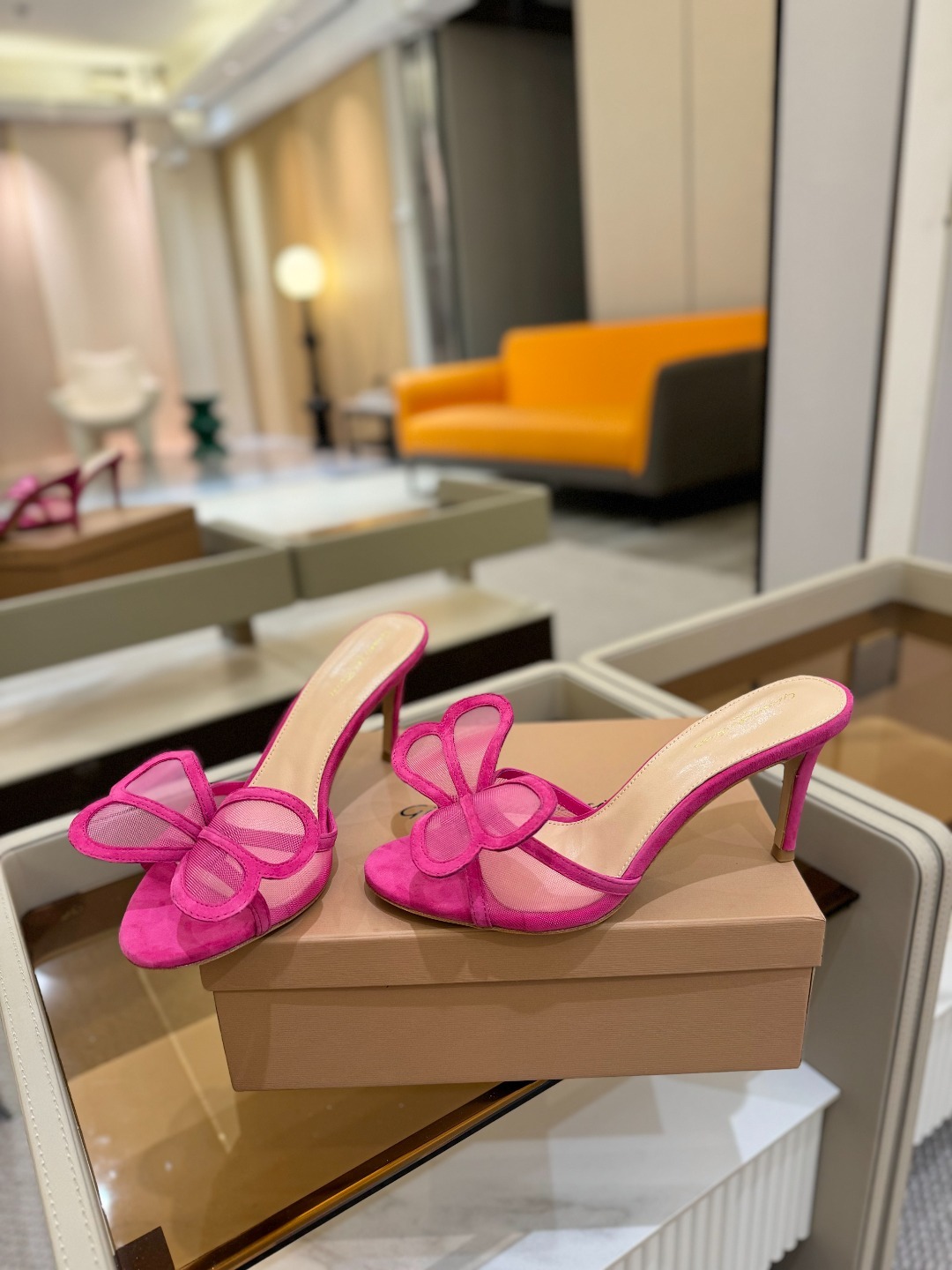 {拖鞋系}
Gianvito rossi
💕2025𝙨𝙨 这款高跟拖鞋
极简