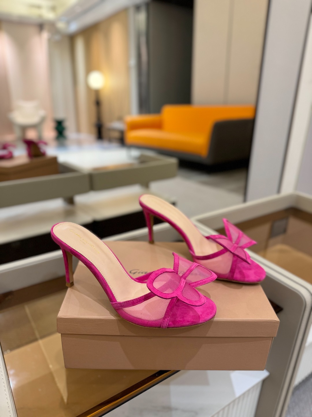 {拖鞋系}
Gianvito rossi
💕2025𝙨𝙨 这款高跟拖鞋
极简