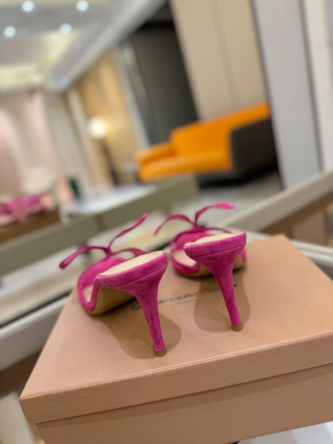 {拖鞋系}
Gianvito rossi
💕2025𝙨𝙨 这款高跟拖鞋
极简