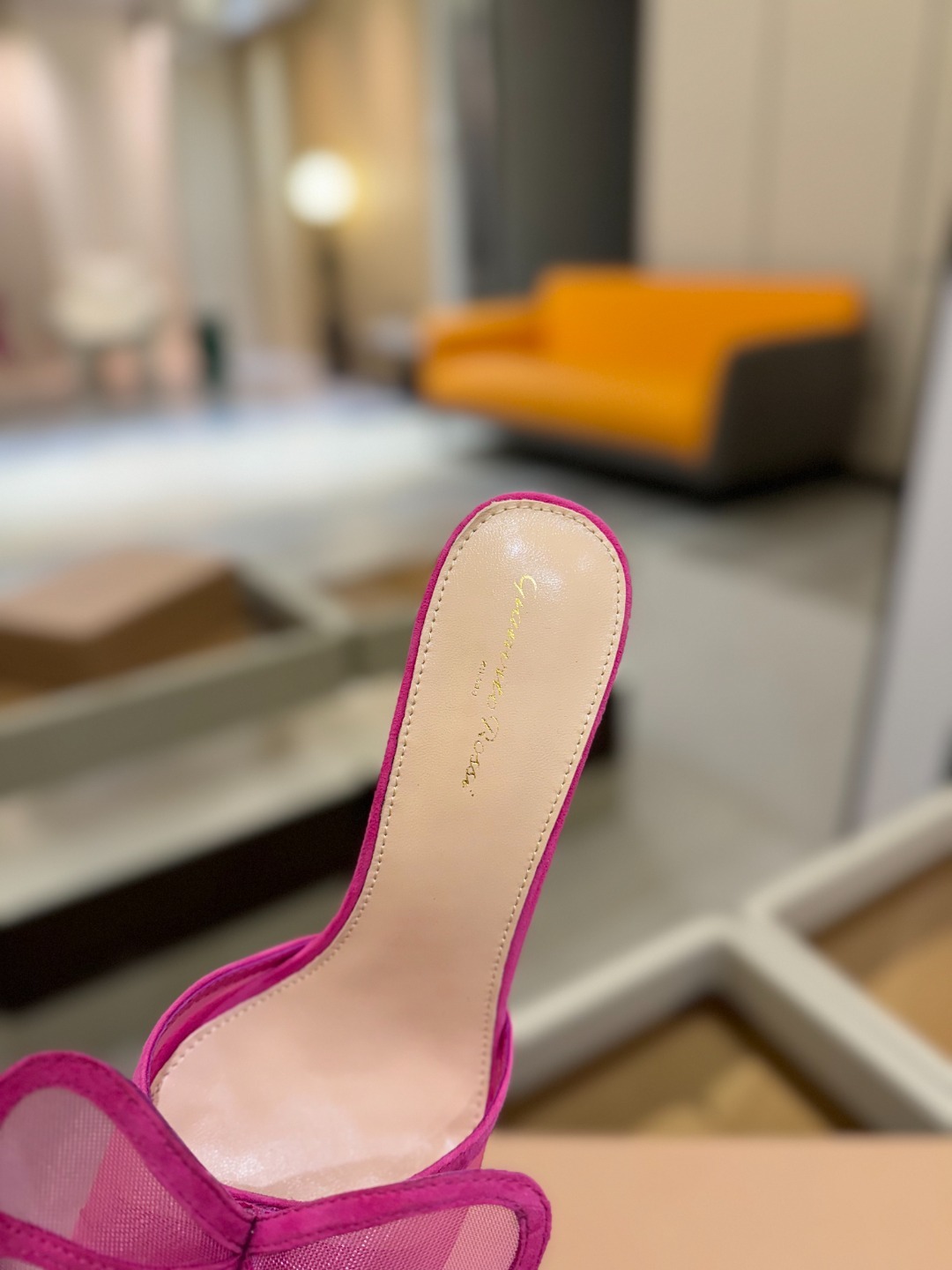 {拖鞋系}
Gianvito rossi
💕2025𝙨𝙨 这款高跟拖鞋
极简