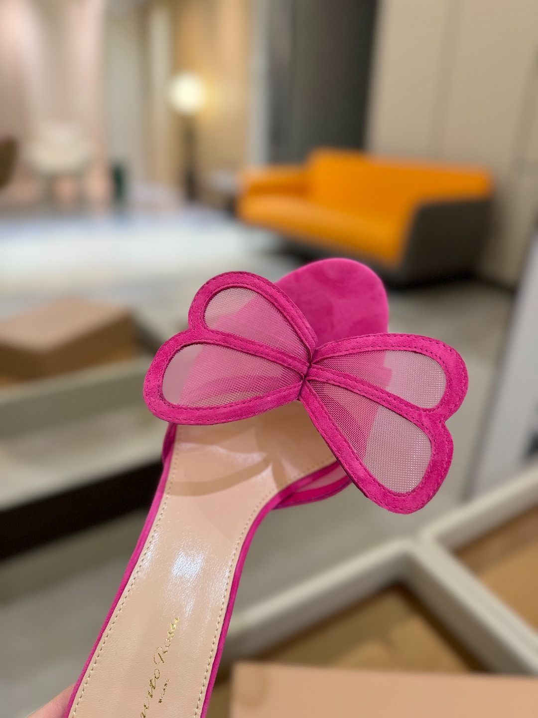 {拖鞋系}
Gianvito rossi
💕2025𝙨𝙨 这款高跟拖鞋
极简