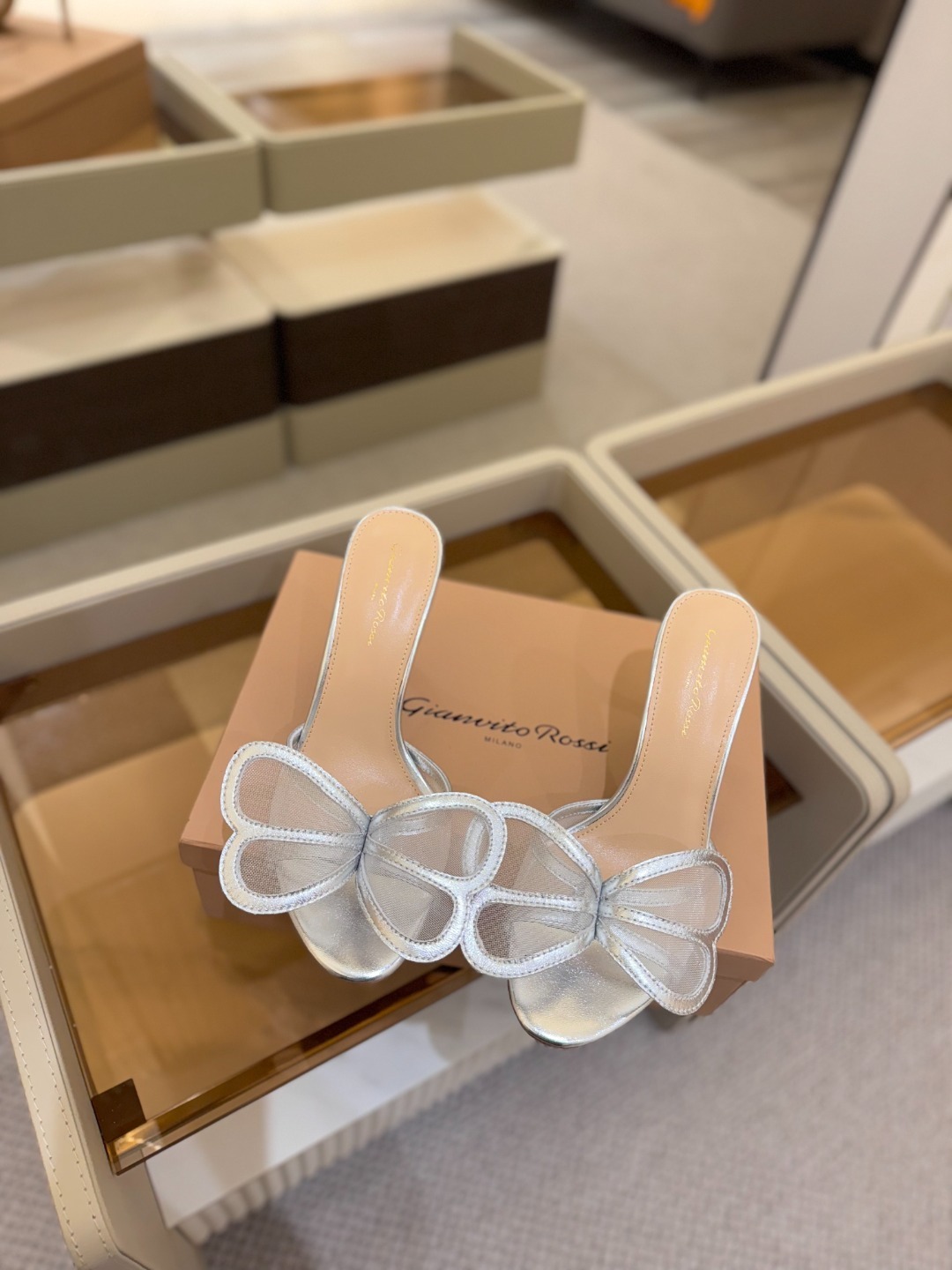 {拖鞋系}
Gianvito rossi
💕2025𝙨𝙨 这款高跟拖鞋
极简