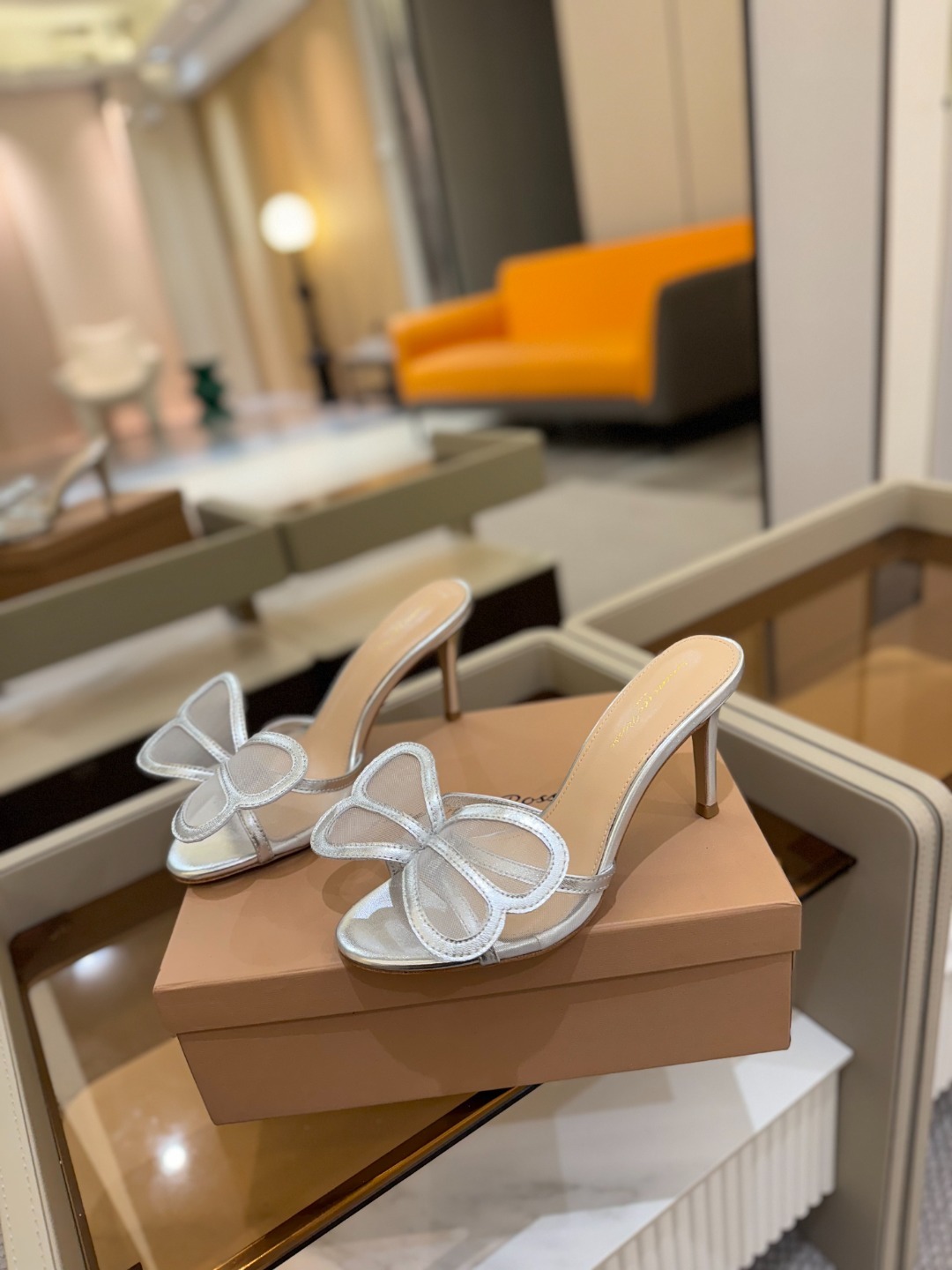 {拖鞋系}
Gianvito rossi
💕2025𝙨𝙨 这款高跟拖鞋
极简