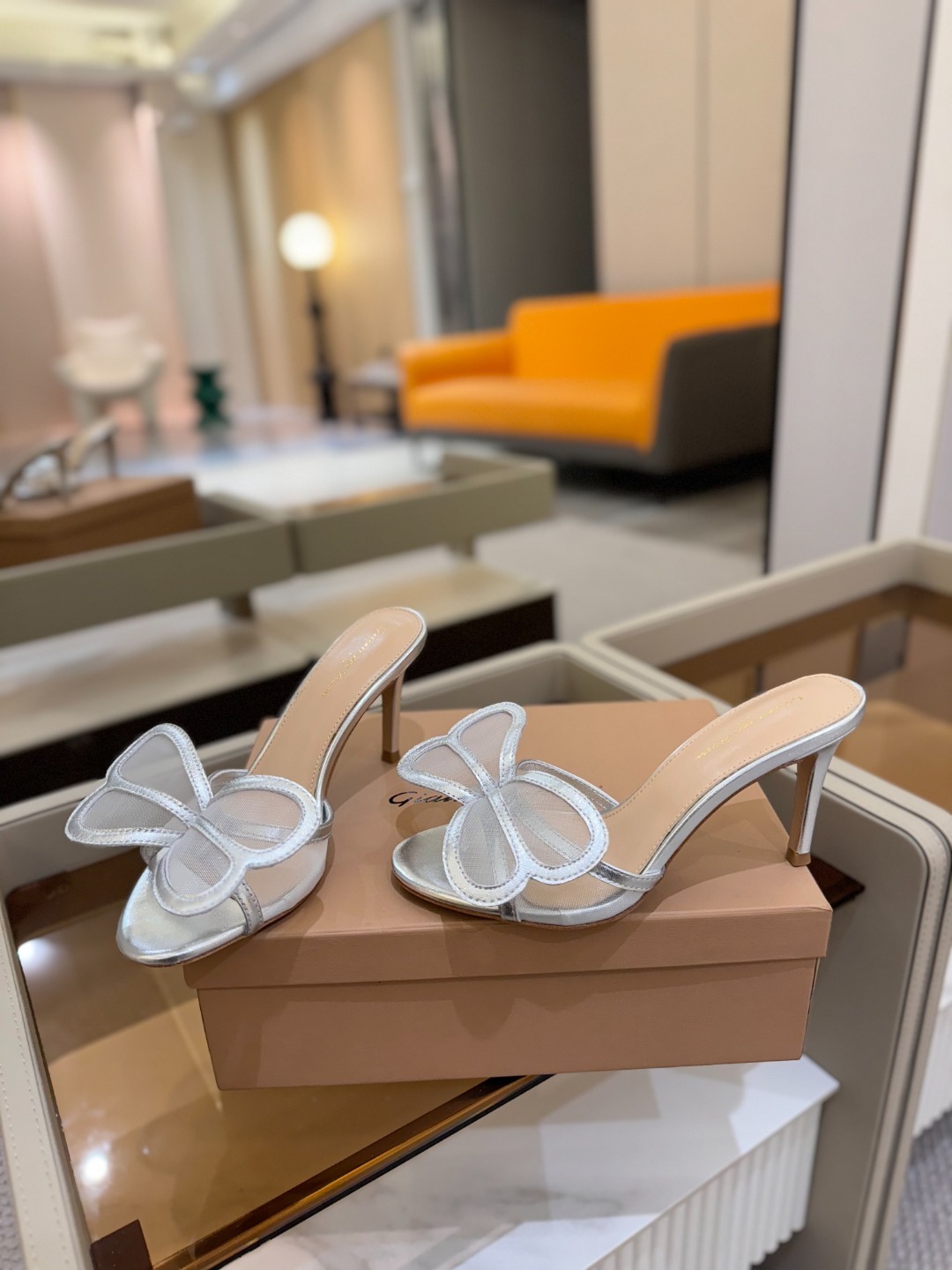 {拖鞋系}
Gianvito rossi
💕2025𝙨𝙨 这款高跟拖鞋
极简