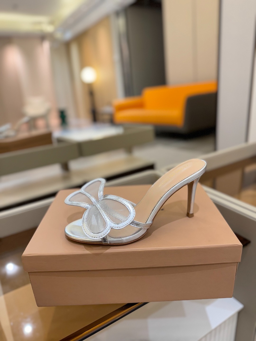 {拖鞋系}
Gianvito rossi
💕2025𝙨𝙨 这款高跟拖鞋
极简