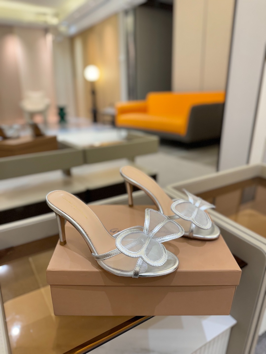 {拖鞋系}
Gianvito rossi
💕2025𝙨𝙨 这款高跟拖鞋
极简