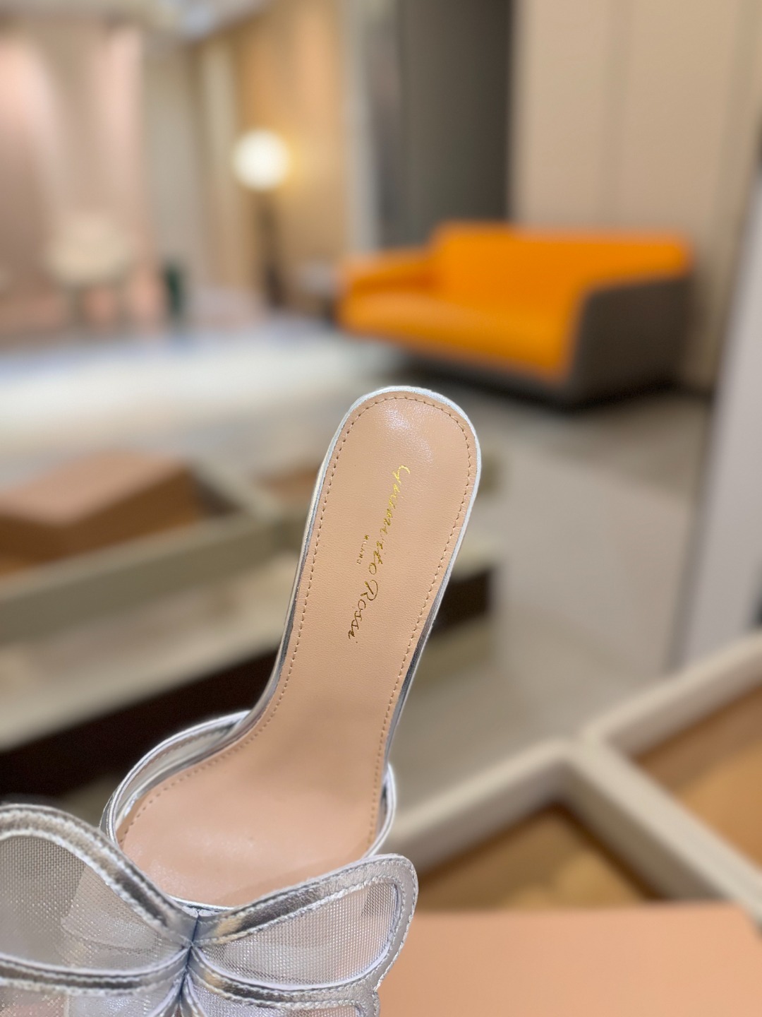 {拖鞋系}
Gianvito rossi
💕2025𝙨𝙨 这款高跟拖鞋
极简