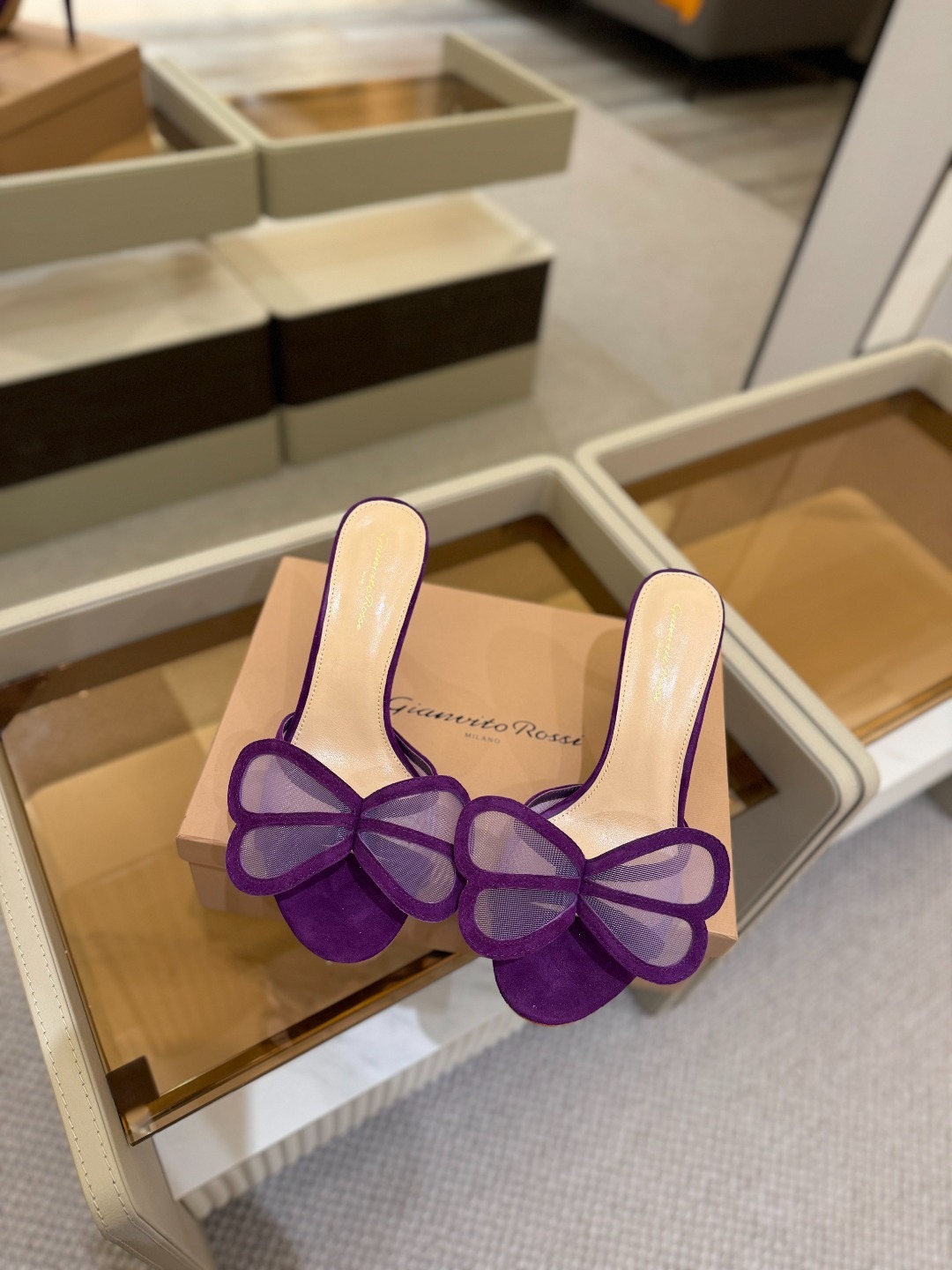{拖鞋系}
Gianvito rossi
💕2025𝙨𝙨 这款高跟拖鞋
极简