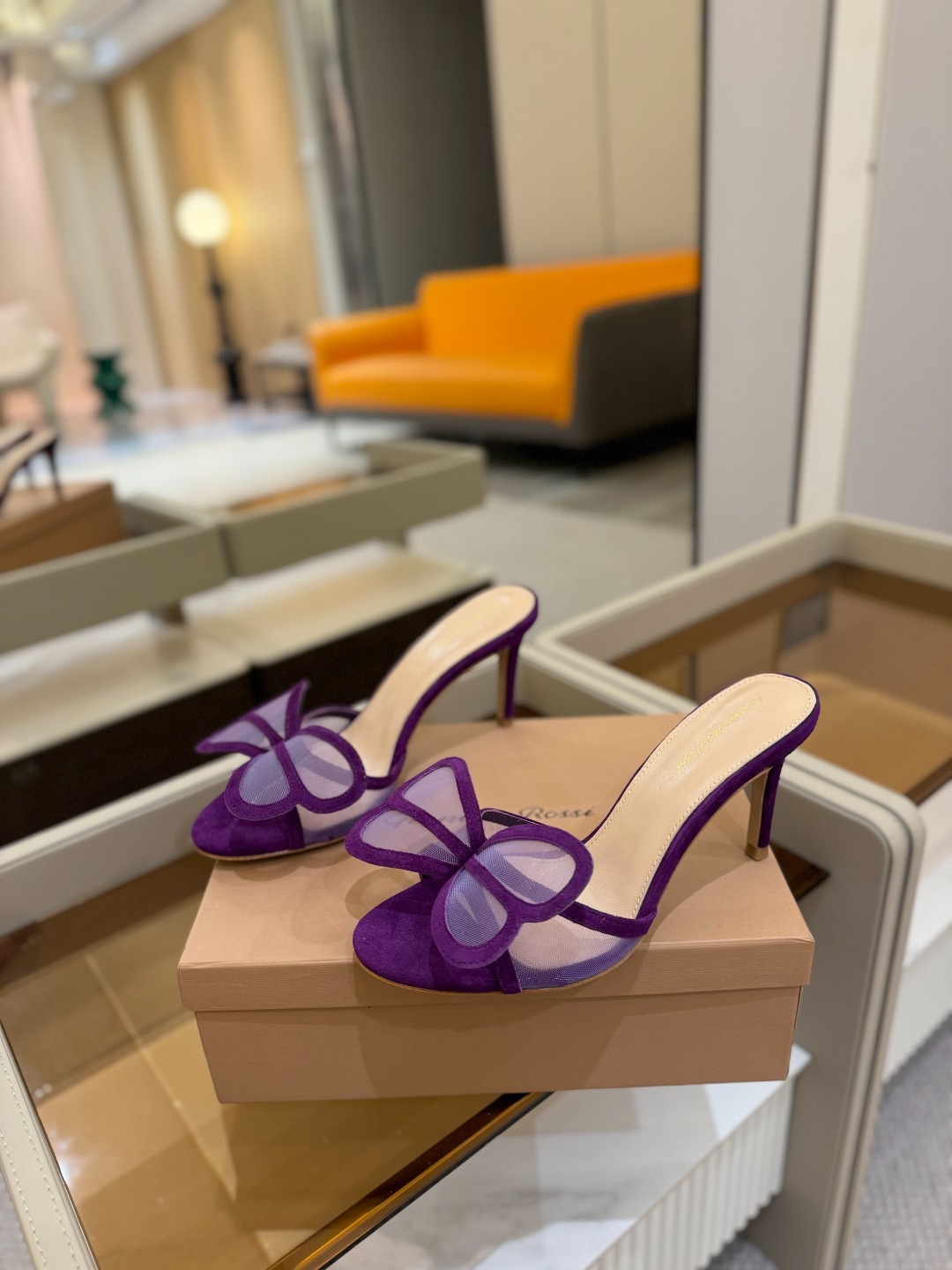 {拖鞋系}
Gianvito rossi
💕2025𝙨𝙨 这款高跟拖鞋
极简