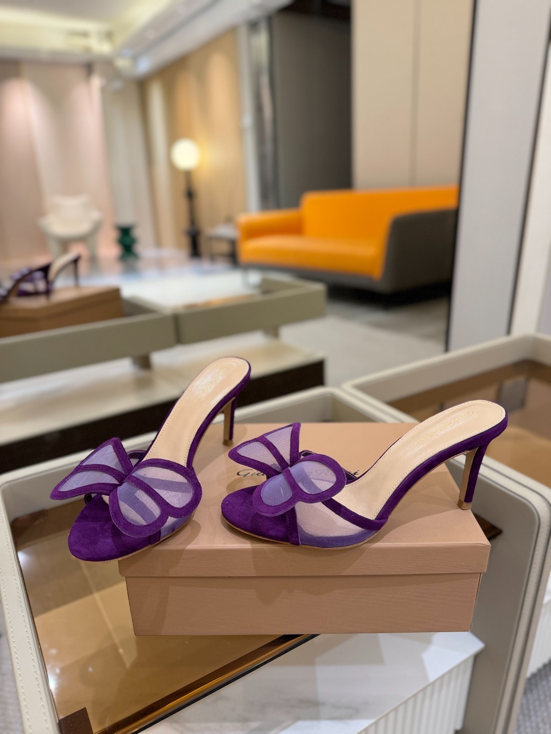 {拖鞋系}
Gianvito rossi
💕2025𝙨𝙨 这款高跟拖鞋
极简