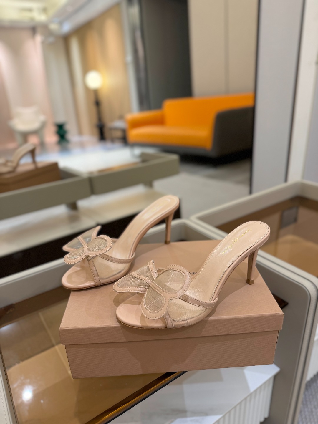 {拖鞋系}
Gianvito rossi
💕2025𝙨𝙨 这款高跟拖鞋
极简
