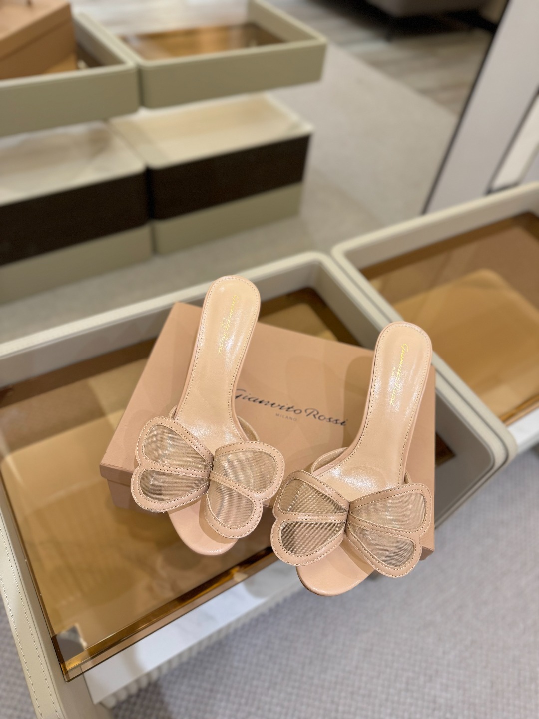 {拖鞋系}
Gianvito rossi
💕2025𝙨𝙨 这款高跟拖鞋
极简