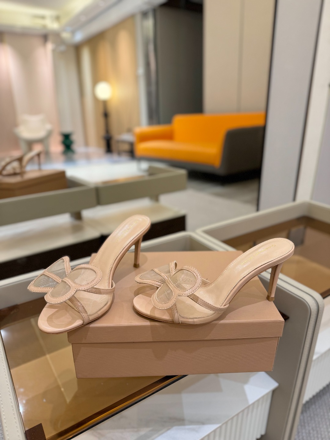 {拖鞋系}
Gianvito rossi
💕2025𝙨𝙨 这款高跟拖鞋
极简