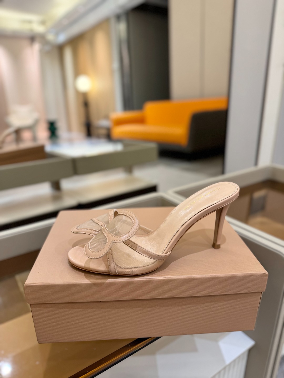 {拖鞋系}
Gianvito rossi
💕2025𝙨𝙨 这款高跟拖鞋
极简