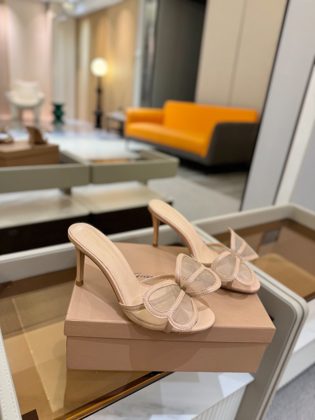 {拖鞋系}
Gianvito rossi
💕2025𝙨𝙨 这款高跟拖鞋
极简