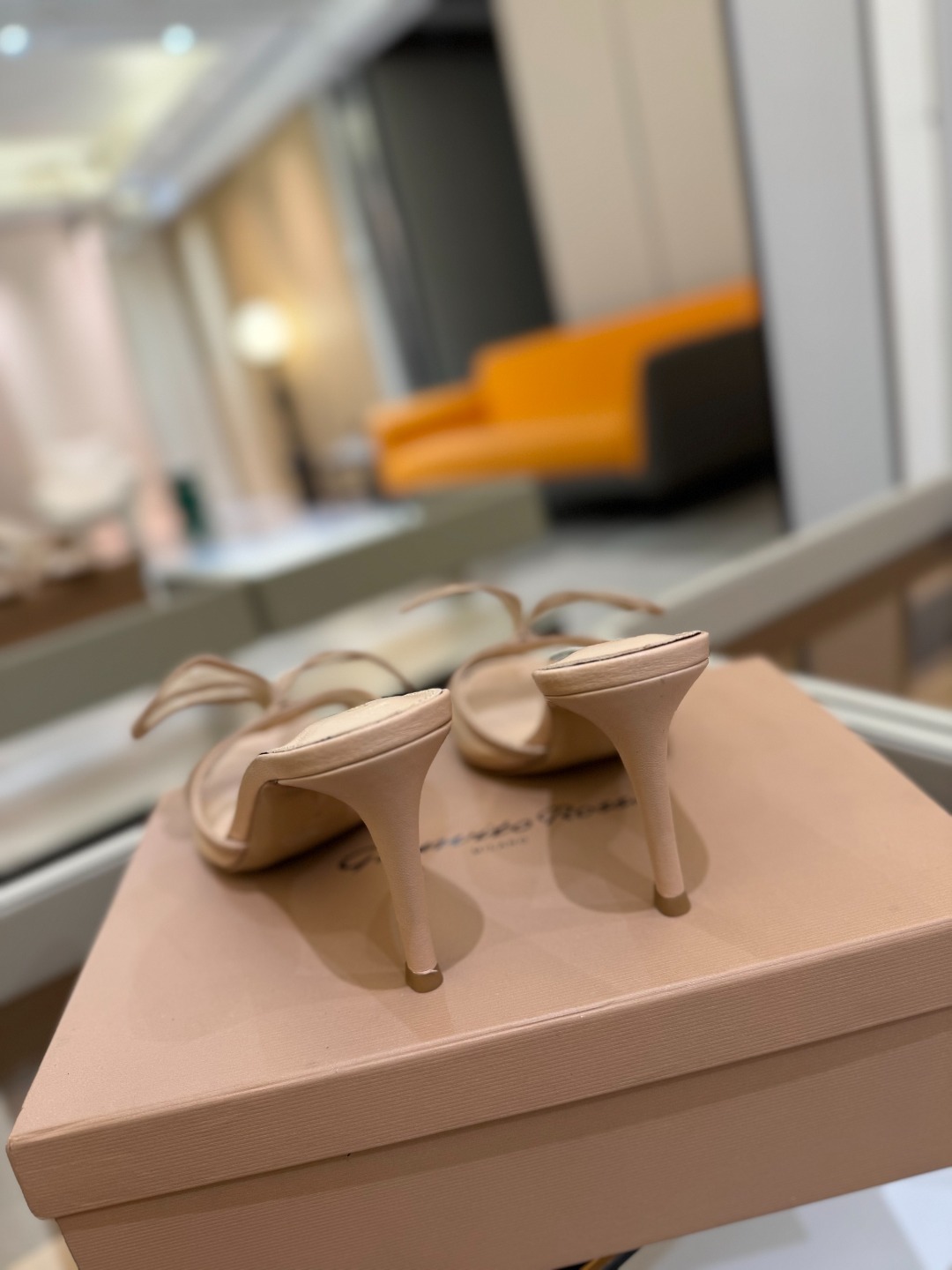 {拖鞋系}
Gianvito rossi
💕2025𝙨𝙨 这款高跟拖鞋
极简