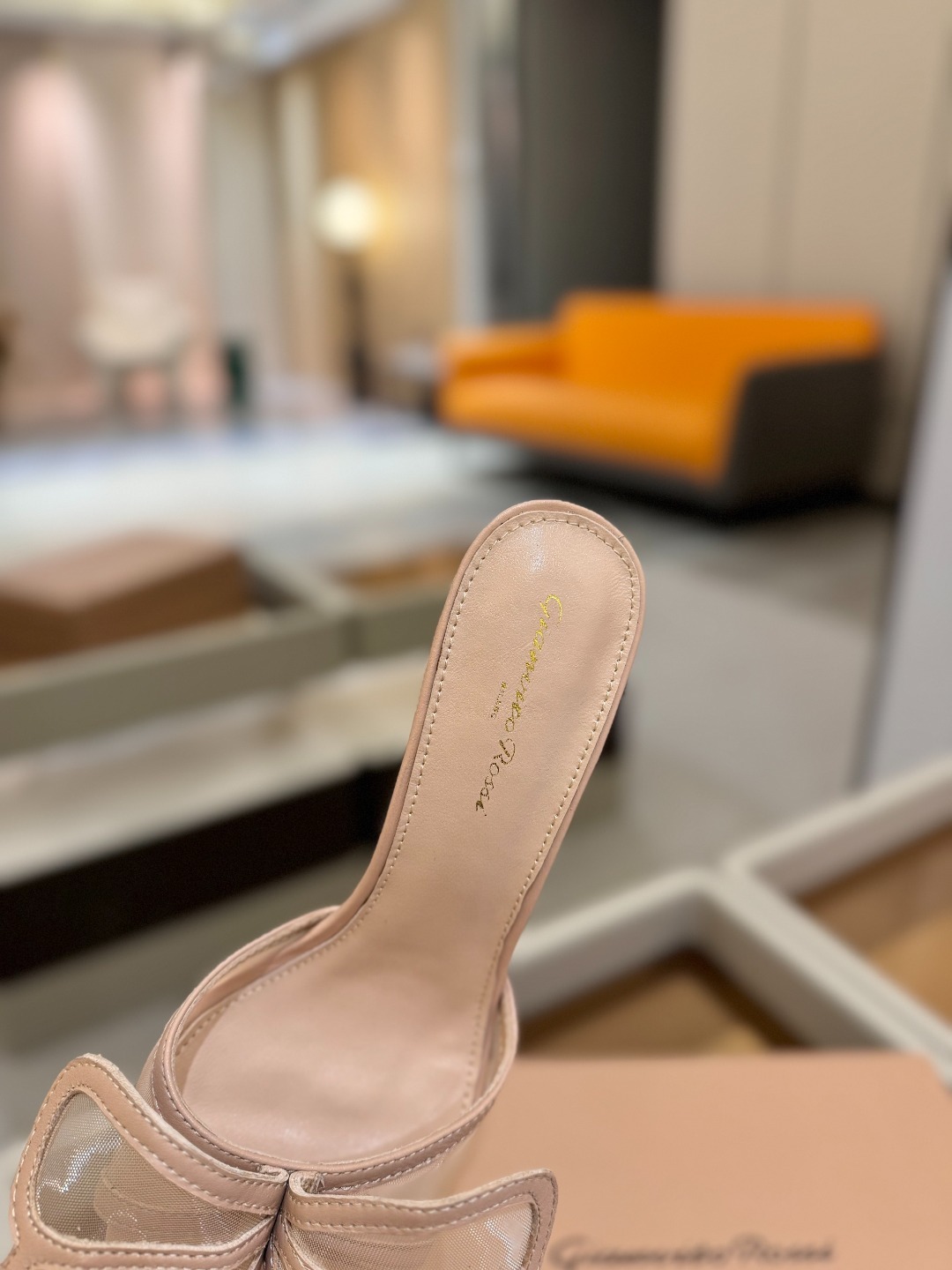 {拖鞋系}
Gianvito rossi
💕2025𝙨𝙨 这款高跟拖鞋
极简