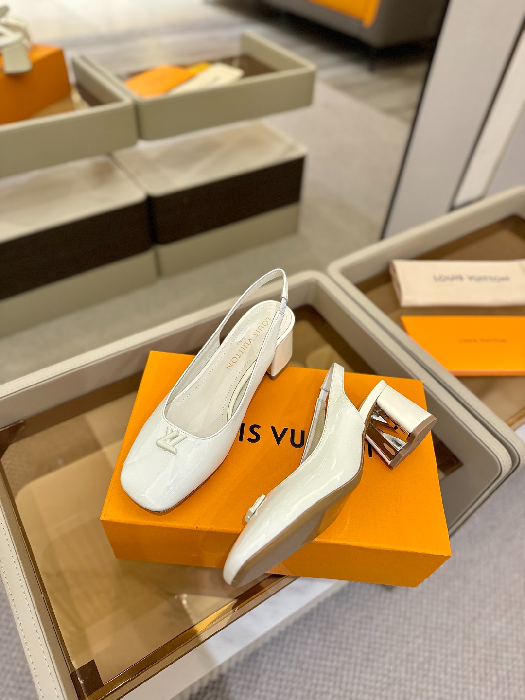 
2025  L✔️ 家 春夏款专柜最新走秀官网系列、同步更新、完美楦型+小V扣设计、再现经典、款式简单
