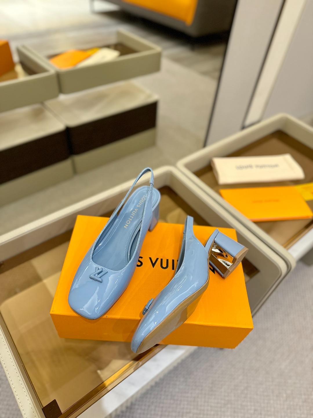 
2025  L✔️ 家 春夏款专柜最新走秀官网系列、同步更新、完美楦型+小V扣设计、再现经典、款式简单
