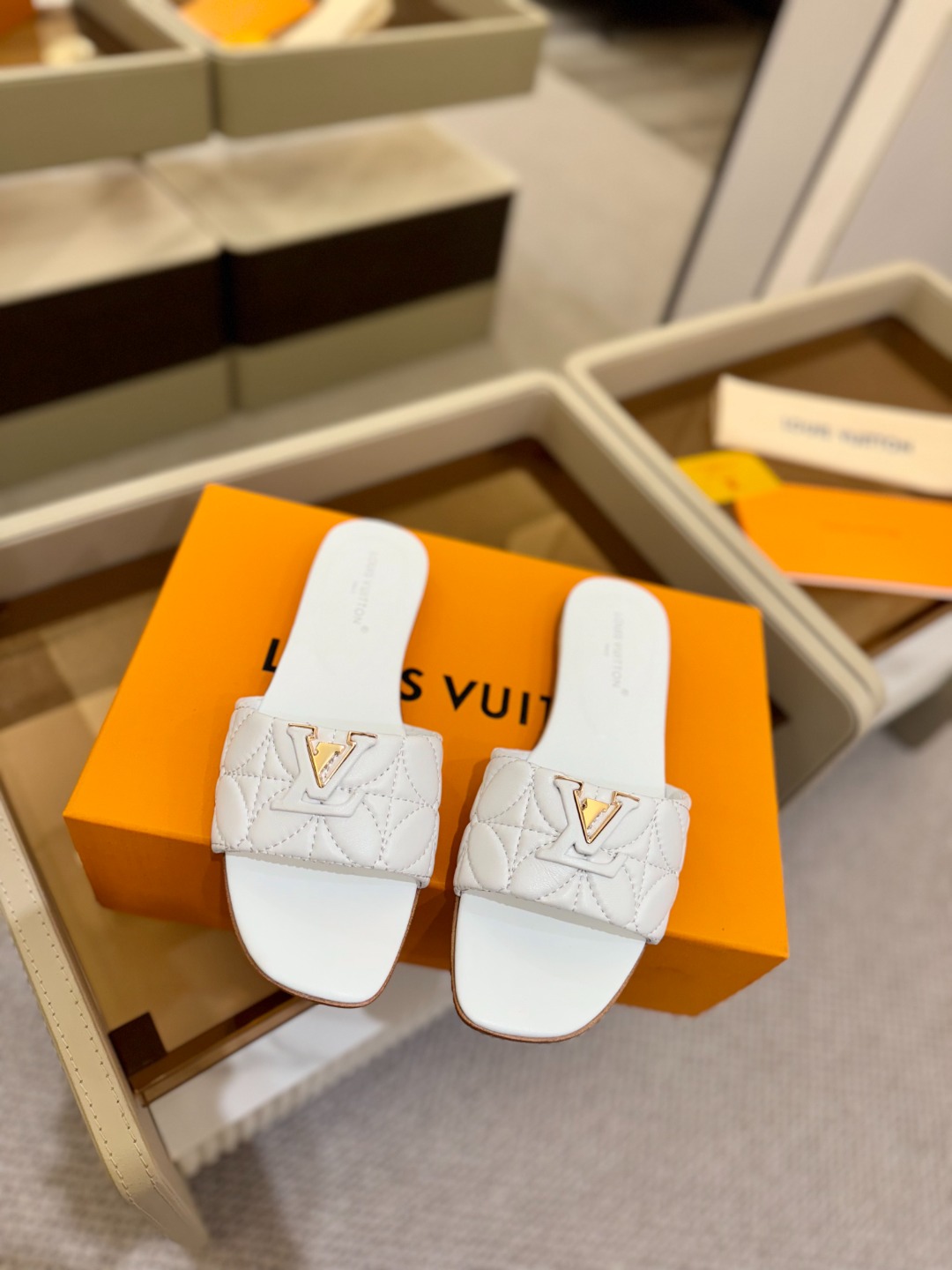 
【代购级】、Louis Vuitton 2025 款官网系列拖鞋！完美楦型、LV最新电绣纹工艺、更显优