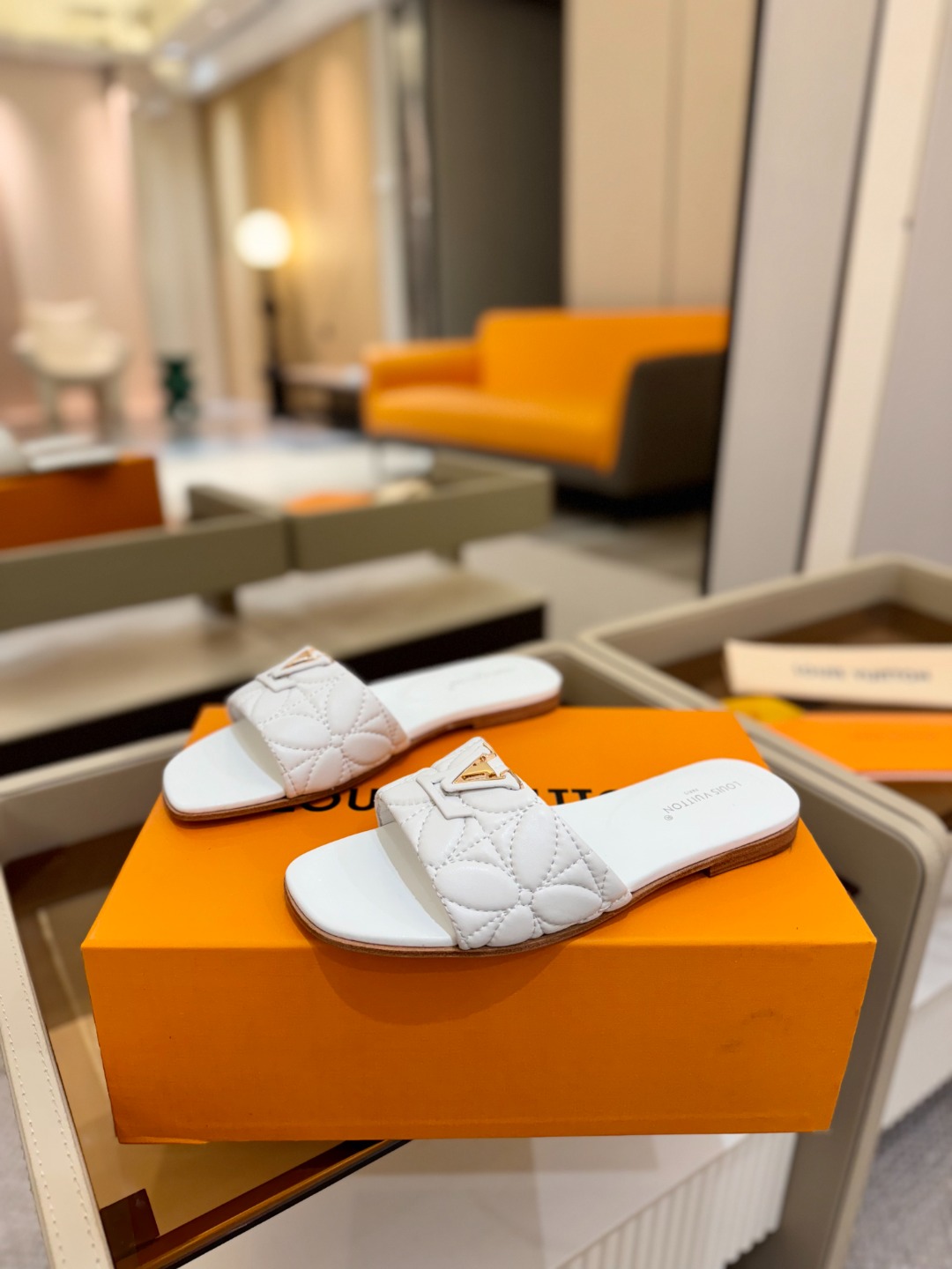 
【代购级】、Louis Vuitton 2025 款官网系列拖鞋！完美楦型、LV最新电绣纹工艺、更显优